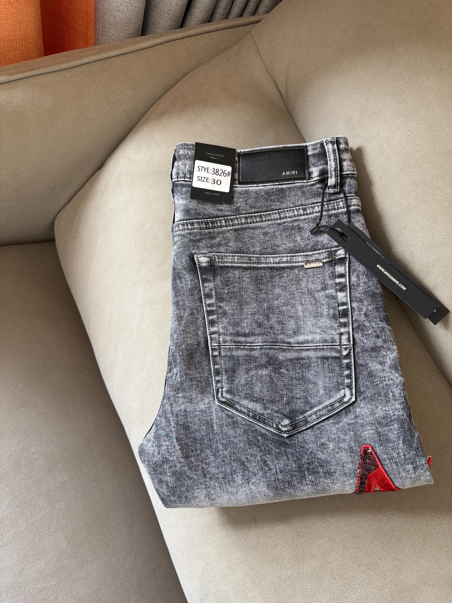 NO:453838,AMI official website counter is available at the same time, original singles are ruthless, super stylish jeans, customized original washing denim fabric, unique design, top-grade embroidery craft letter pattern logo, original hardware and auxiliary decoration, extremely superior jeans, the materials and craftsmanship are extremely luxurious and exquisite, extremely high-end, handsome and stylish, recommended, 001 yards 29-36; 001, , jeans, alexander wang19860909AMI官网专柜同步有售,原单狠货,超级有范儿的一款牛仔裤,定制原版水洗牛仔面料,独特设计,顶级刺绣工艺字母图案logo,原版五金辅料装饰,极为翘楚的一款牛仔裤,用料与工艺都极致奢华精湛,档次极高,上身帅气有型,推荐,001码数29-36；001,,jeans,alexander wang,Men's clothing