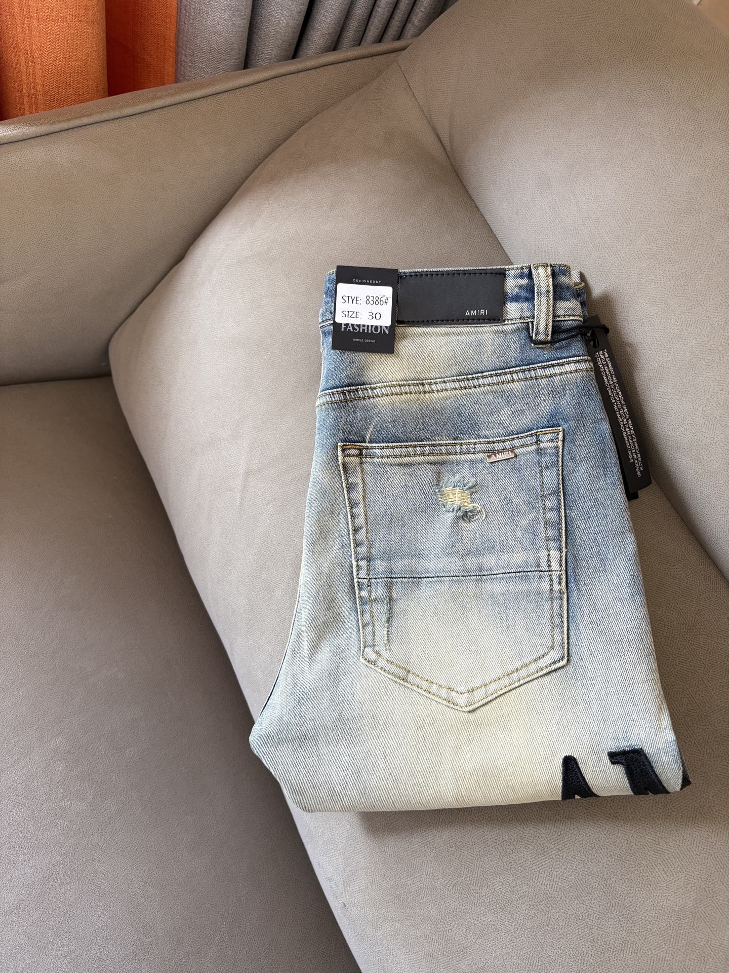 NO:453833,AMI official website counter is available at the same time, original singles are ruthless, super stylish jeans, customized original washing denim fabric, unique design, top-grade embroidery craft letter pattern logo, original hardware and auxiliary decoration, extremely superior jeans, the materials and craftsmanship are extremely luxurious and exquisite, extremely high-end, handsome and stylish, recommended, 001 yards 29-36; 001, , jeans, alexander wang19860909AMI官网专柜同步有售,原单狠货,超级有范儿的一款牛仔裤,定制原版水洗牛仔面料,独特设计,顶级刺绣工艺字母图案logo,原版五金辅料装饰,极为翘楚的一款牛仔裤,用料与工艺都极致奢华精湛,档次极高,上身帅气有型,推荐,001码数29-36；001,,jeans,alexander wang,Men's clothing