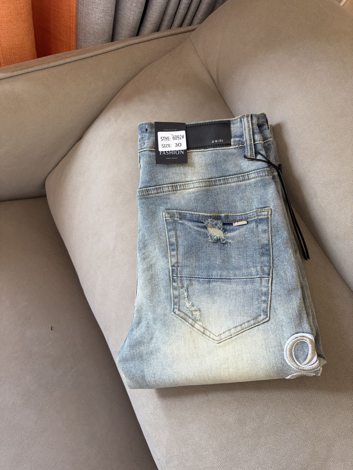 NO:453827,AMI official website counter is available at the same time, original singles are ruthless, super stylish jeans, customized original washing denim fabric, unique design, top-grade embroidery craft letter pattern logo, original hardware and auxiliary decoration, extremely superior jeans, the materials and craftsmanship are extremely luxurious and exquisite, extremely high-end, handsome and stylish, recommended, 001 yards 29-36; 001, , jeans, alexander wang19860909AMI官网专柜同步有售,原单狠货,超级有范儿的一款牛仔裤,定制原版水洗牛仔面料,独特设计,顶级刺绣工艺字母图案logo,原版五金辅料装饰,极为翘楚的一款牛仔裤,用料与工艺都极致奢华精湛,档次极高,上身帅气有型,推荐,001码数29-36；001,,jeans,alexander wang,Men's clothing