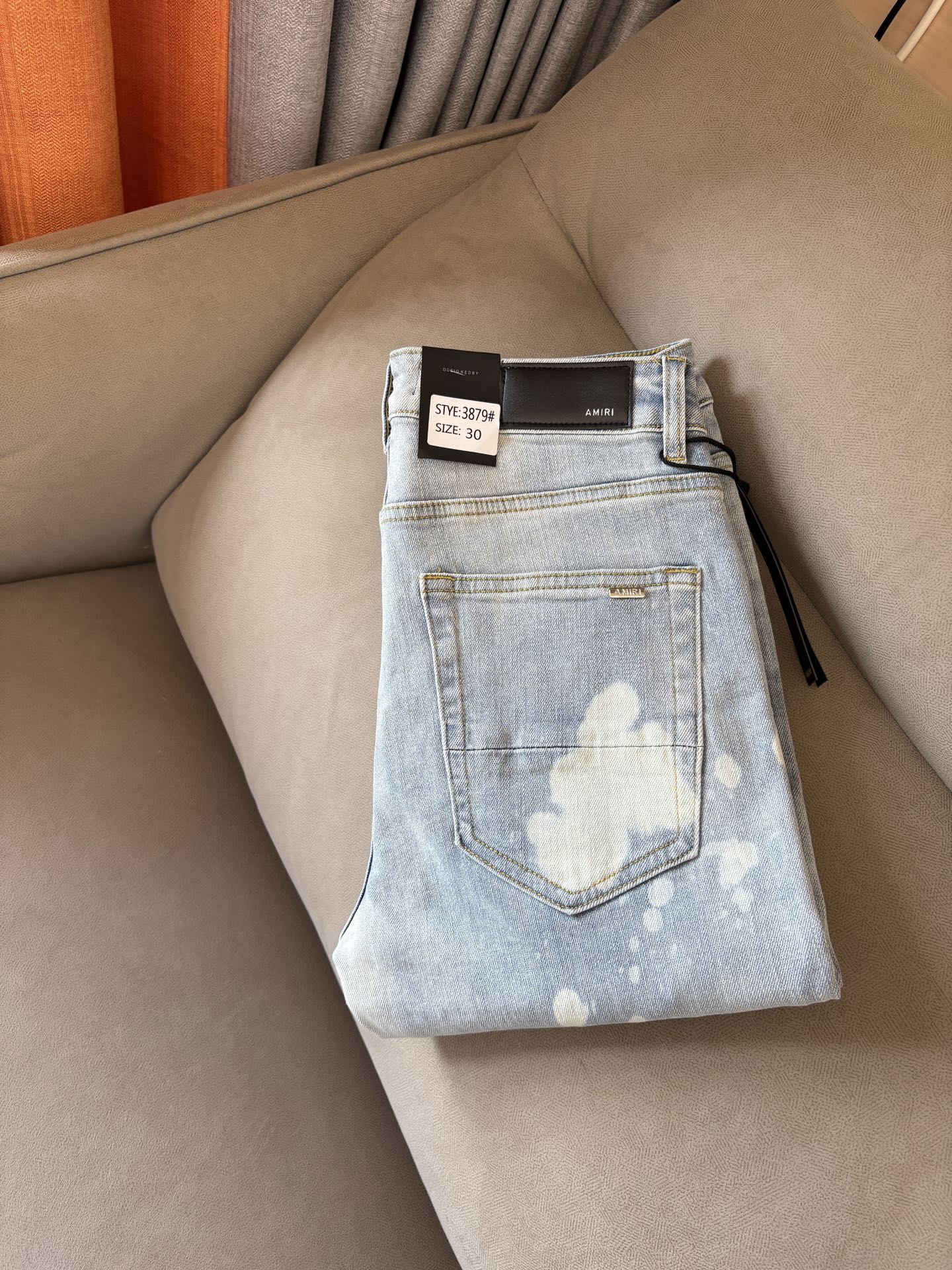 NO:453825,AMI official website counter is available at the same time, original singles are ruthless, super stylish jeans, customized original washing denim fabric, unique design, top-grade embroidery craft letter pattern logo, original hardware and auxiliary decoration, extremely superior jeans, the materials and craftsmanship are extremely luxurious and exquisite, extremely high-end, handsome and stylish, recommended, 001 yards 29-36; 001, , jeans, alexander wang19860909AMI官网专柜同步有售,原单狠货,超级有范儿的一款牛仔裤,定制原版水洗牛仔面料,独特设计,顶级刺绣工艺字母图案logo,原版五金辅料装饰,极为翘楚的一款牛仔裤,用料与工艺都极致奢华精湛,档次极高,上身帅气有型,推荐,001码数29-36；001,,jeans,alexander wang,Men's clothing