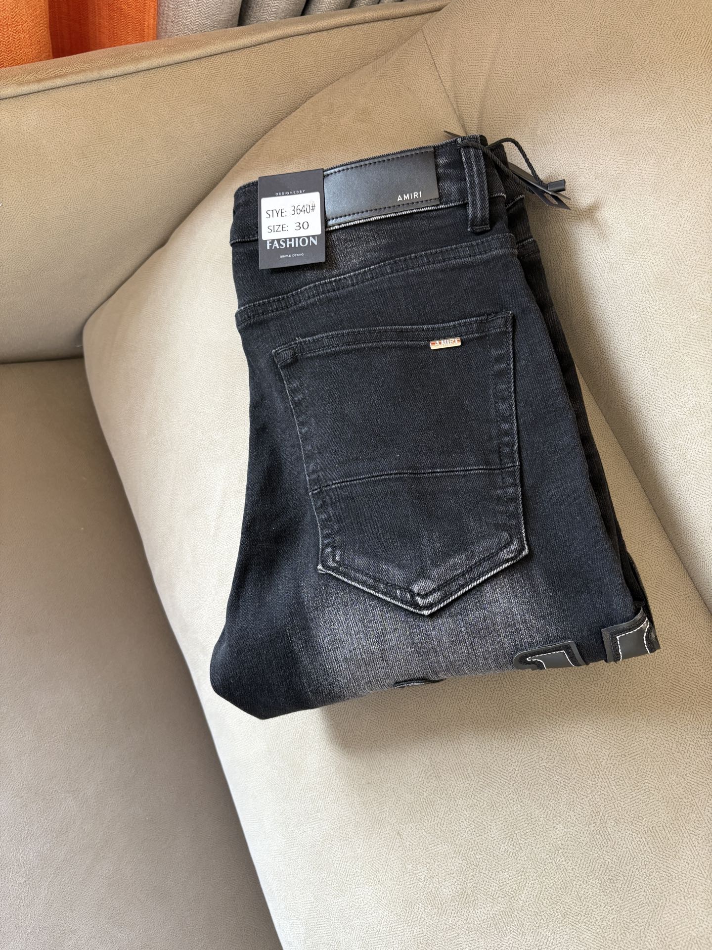 NO:453843,AMI official website counter is available at the same time, original singles are ruthless, super stylish jeans, customized original washing denim fabric, unique design, top-grade embroidery craft letter pattern logo, original hardware and auxiliary decoration, extremely superior jeans, the materials and craftsmanship are extremely luxurious and exquisite, extremely high-end, handsome and stylish, recommended, 001 yards 29-36; 001, , jeans, alexander wang19860909AMI官网专柜同步有售,原单狠货,超级有范儿的一款牛仔裤,定制原版水洗牛仔面料,独特设计,顶级刺绣工艺字母图案logo,原版五金辅料装饰,极为翘楚的一款牛仔裤,用料与工艺都极致奢华精湛,档次极高,上身帅气有型,推荐,001码数29-36；001,,jeans,alexander wang,Men's clothing