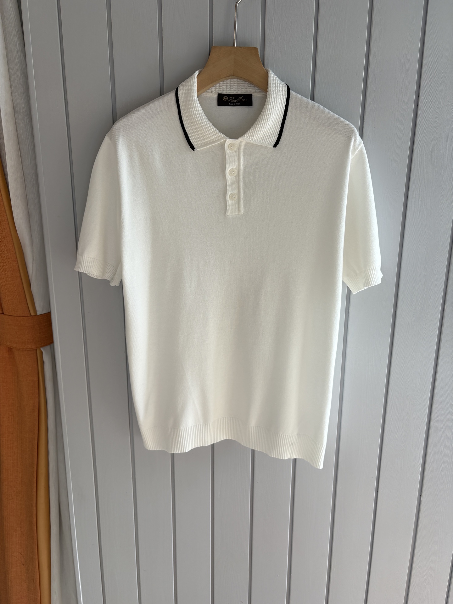 NO:519799,Time-consuming King' diamond jacquard design selects ultra-fine high-quality yarn containing 20% ​​goat 80% mulberry silk lapel short-sleeved men's collection 'Time-consuming King' round neck and elegant craftsmanship, touching the skin with high-end style. Craftsmanship is ingenious and diamond hollow jacquard. The three-dimensional rhombus jacquard that takes several months to carve, woven architectural aesthetic texture between warp and weft, and the light and shadow penetrate, showing low-key luxury. Luxury material is natural 20% cashmere % mulberry silk Selects ultra-fine high-quality yarn, which combines 20% Inner Mongolia white velvet cashmere soft and skin-friendly, and the smooth draping of 80% mulberry silk, light as if nothing is, but luxurious, and wears close to the body like a cloud caress. Classic lattice lapel short-sleeved design  Simple lapel outlines neat lines, short-sleeved tailoring is suitable for multiple scenes - the layered suits during business meetings show elegance, casual wear reveals gentleman's taste, and the collection style never fades. The ultimate quality testifies the precision turning workman ensures that the seams are flat, the bone position is reinforced and durable and does not deform; the neckline threads have been washed and tested, and they are still as crisp as new as they wear for a long time, and every detail is a testimony of 'time-consuming'. Number M-3XL001,, T-shirt, business suit, alexander wang19860909耗时王”菱形提花设计甄选超细优质纱线含20 ％山羊80 ％桑蚕丝翻领短袖男士典藏款「耗时王」圆领奢雅工艺,触肤即高阶. 匠心底蕴菱形镂空提花 耗时数月雕琢的立体菱形提花,经纬间织就建筑美学肌理,光影穿透时显隐交错,举手投足尽展低调奢华. 奢材天成20 ％山羊绒 ％桑蚕丝 甄选超细优质纱线,融合20 ％内蒙古白绒山羊绒的软糯亲肤,与80 ％桑蚕丝的柔滑垂坠,轻若无物却奢感天成,贴身穿着如云端轻抚. 经典型格翻领短袖设计 简约翻领勾勒利落线条,短袖剪裁适配多场景——商务会晤时叠搭西装显儒雅,休闲时光单穿流露绅士品味,典藏款型永不褪色. 细节至臻品质见证 精密车工确保接缝平整,骨位加固耐穿不变形；领口螺纹经水洗测试,久穿仍挺括如新,每一处细节皆为「耗时」证言. 码数M-3XL001,,T-shirt,business suit,alexander wang,Men's clothing