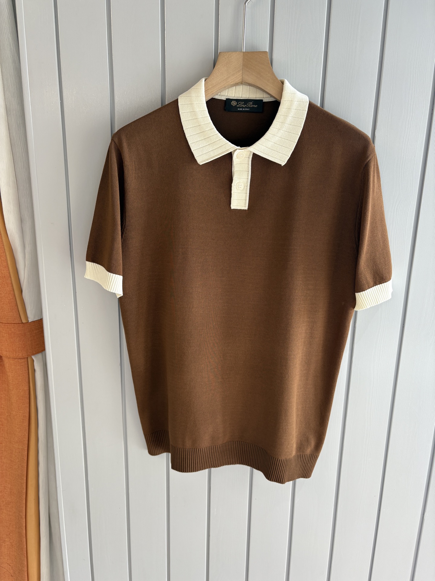 NO:411189,Time-consuming King' diamond jacquard design selects ultra-fine high-quality yarn lapel short-sleeved men's collection 'Time-consuming King' round neck and elegant craftsmanship, which touches the skin with high-end style. The ingenuity of diamond hollow jacquard is a three-dimensional diamond jacquard that takes months to carve. The architectural aesthetic texture is weaved between warp and weft. The light and shadow penetrate through, and the gestures show low-key luxury. Classic grid lapel short-sleeved design Simple lapel outlines neat lines, and short-sleeved tailoring is suitable for multiple scenes - the layered suit during business meetings shows elegance, casual wear reveals gentleman's taste, and the collection style never fades. The ultimate quality testimony of details Precision turning ensures that the seams are flat, the bone position is reinforced and durable without deformation; the neckline threads have been washed and tested, and they are still as crisp as new as they wear for a long time, and every detail is a testimony of 'time-consuming'.  Code number M-3XL001, T-shirt, business suit, alexander wang19860909耗时王”菱形提花设计甄选超细优质纱线翻领短袖男士典藏款「耗时王」圆领奢雅工艺,触肤即高阶. 匠心底蕴菱形镂空提花 耗时数月雕琢的立体菱形提花,经纬间织就建筑美学肌理,光影穿透时显隐交错,举手投足尽展低调奢华. 经典型格翻领短袖设计 简约翻领勾勒利落线条,短袖剪裁适配多场景——商务会晤时叠搭西装显儒雅,休闲时光单穿流露绅士品味,典藏款型永不褪色. 细节至臻品质见证 精密车工确保接缝平整,骨位加固耐穿不变形；领口螺纹经水洗测试,久穿仍挺括如新,每一处细节皆为「耗时」证言. 码数M-3XL001,,T-shirt,business suit,alexander wang,Men's clothing