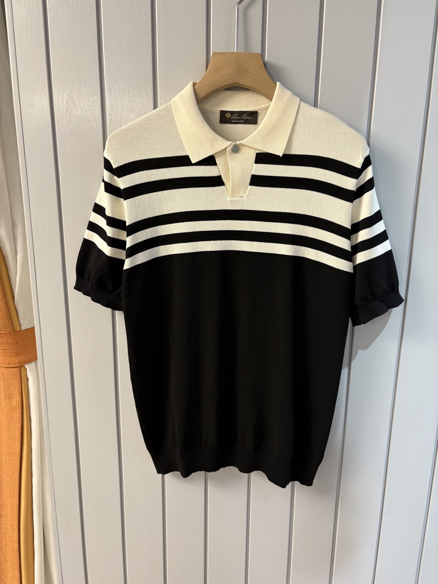 NO:418135,Time-consuming King' diamond jacquard design selects ultra-fine high-quality yarn lapel short-sleeved men's collection 'Time-consuming King' round neck and elegant craftsmanship, which touches the skin with high-end style. The ingenuity of diamond hollow jacquard is a three-dimensional diamond jacquard that takes months to carve. The architectural aesthetic texture is weaved between warp and weft. The light and shadow penetrate through, and the gestures show low-key luxury. Classic grid lapel short-sleeved design Simple lapel outlines neat lines, and short-sleeved tailoring is suitable for multiple scenes - the layered suit during business meetings shows elegance, casual wear reveals gentleman's taste, and the collection style never fades. The ultimate quality testimony of details Precision turning ensures that the seams are flat, the bone position is reinforced and durable without deformation; the neckline threads have been washed and tested, and they are still as crisp as new as they wear for a long time, and every detail is a testimony of 'time-consuming'.  Code number M-3XL001, T-shirt, business suit, alexander wang19860909耗时王”菱形提花设计甄选超细优质纱线翻领短袖男士典藏款「耗时王」圆领奢雅工艺,触肤即高阶. 匠心底蕴菱形镂空提花 耗时数月雕琢的立体菱形提花,经纬间织就建筑美学肌理,光影穿透时显隐交错,举手投足尽展低调奢华. 经典型格翻领短袖设计 简约翻领勾勒利落线条,短袖剪裁适配多场景——商务会晤时叠搭西装显儒雅,休闲时光单穿流露绅士品味,典藏款型永不褪色. 细节至臻品质见证 精密车工确保接缝平整,骨位加固耐穿不变形；领口螺纹经水洗测试,久穿仍挺括如新,每一处细节皆为「耗时」证言. 码数M-3XL001,,T-shirt,business suit,alexander wang,Men's clothing