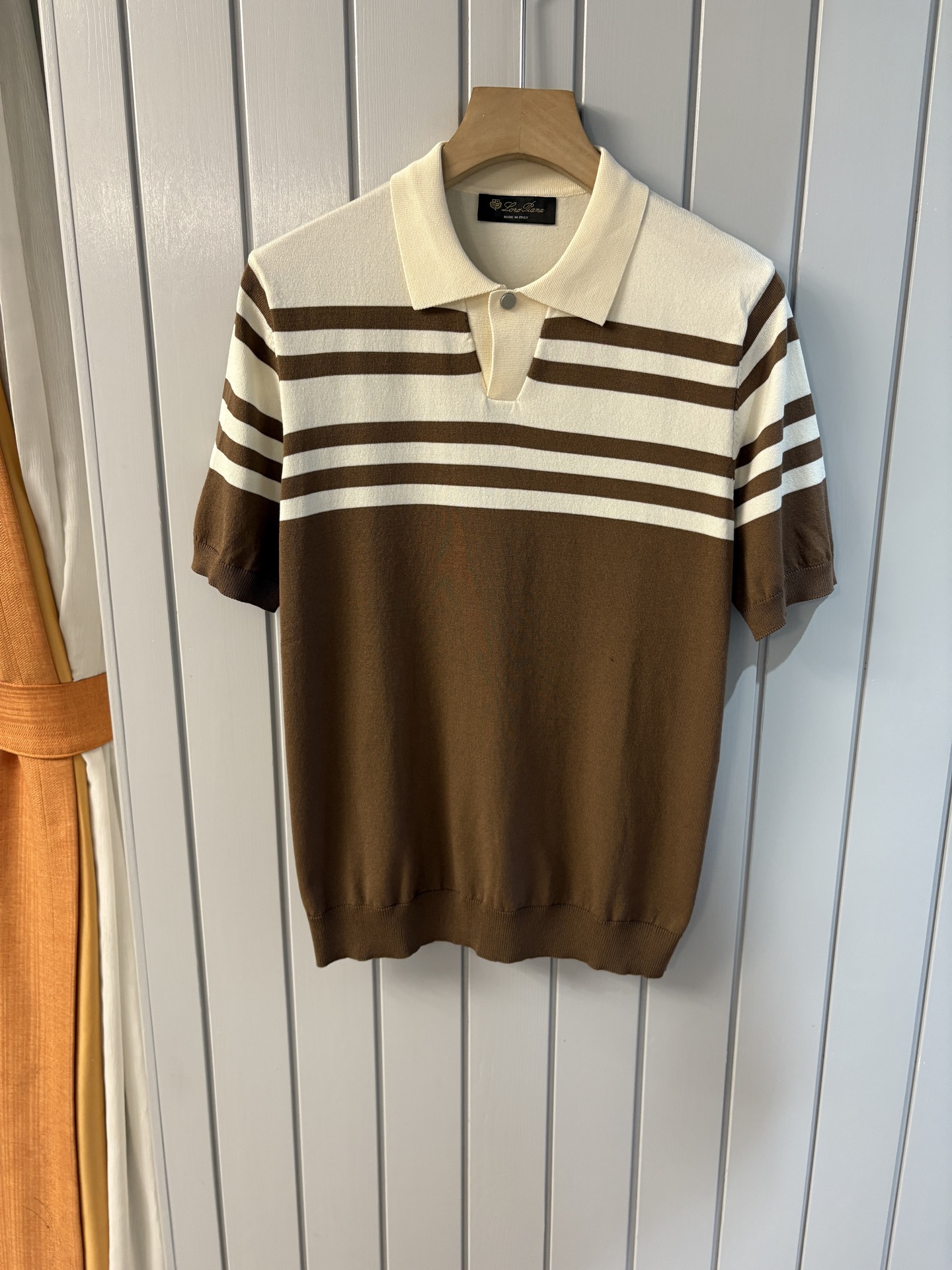 NO:456015,Time-consuming King' diamond jacquard design selects ultra-fine high-quality yarn lapel short-sleeved men's collection 'Time-consuming King' round neck and elegant craftsmanship, which is high-end when touching the skin. Craftsmanship and diamond hollow jacquard are carved with three-dimensional diamond jacquard that takes months to carve, woven architectural aesthetic texture between warp and weft, and the light and shadow penetrate, showing low-key luxury when light and shadow penetrate, and every move shows low-key luxury. Classic grid lapel short-sleeved design Simple lapel outlines neat lines, short-sleeved cut adapts to multiple scenes - layered suits during business meetings show elegance, casual wear reveals gentleman's taste, and the collection style never fades. The ultimate quality testimony of details Precision turning ensures that the seams are flat, the bone position is reinforced and durable without deformation; the neckline threads have been washed and tested, and they are still as crisp as new as they wear for a long time, and every detail is a testimony of 'time-consuming'. Code M-3XL001  020, T-shirt,business suit,alexander wang19860909耗时王”菱形提花设计甄选超细优质纱线翻领短袖男士典藏款「耗时王」圆领奢雅工艺,触肤即高阶. 匠心底蕴菱形镂空提花 耗时数月雕琢的立体菱形提花,经纬间织就建筑美学肌理,光影穿透时显隐交错,举手投足尽展低调奢华. 经典型格翻领短袖设计 简约翻领勾勒利落线条,短袖剪裁适配多场景——商务会晤时叠搭西装显儒雅,休闲时光单穿流露绅士品味,典藏款型永不褪色. 细节至臻品质见证 精密车工确保接缝平整,骨位加固耐穿不变形；领口螺纹经水洗测试,久穿仍挺括如新,每一处细节皆为「耗时」证言. 码数M-3XL001 020,,T-shirt,business suit,alexander wang,Men's clothing