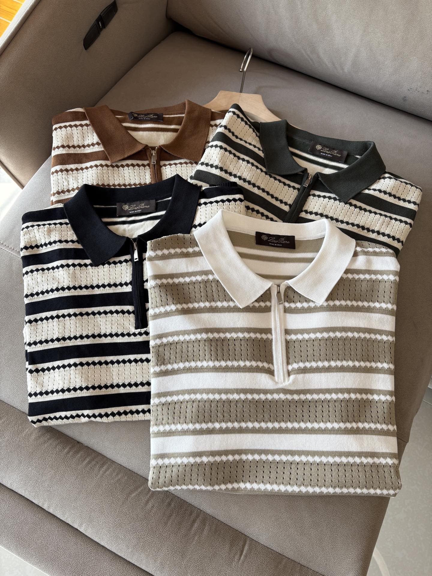 NO:411217,Time-consuming King' diamond jacquard design selects ultra-fine high-quality yarn. The lapel short-sleeved men's collection 'Time-consuming King' round neck and elegant craftsmanship, which touches the skin with high-end style. The ingenuity of diamond hollow jacquard is a three-dimensional diamond jacquard that takes several months to carve. The architectural aesthetic texture is weaved between warp and weft. The light and shadow penetrate through, and the gestures show low-key luxury. Classic grid lapel short-sleeved design Simple lapel outlines neat lines, and the short-sleeved cut is suitable for multiple scenes - the layered suits during business meetings show elegance, casual wear reveals gentleman's taste, and the collection style never fades. The ultimate quality testimony of details Precision turning ensures that the seams are flat, the bone position is reinforced and durable without deformation; the neckline threads have been washed and tested, and they are still as crisp as new as they wear for a long time, and every detail is a testimony of 'time-consuming'.  Code number M-3XL001, T-shirt, business suit, alexander wang19860909耗时王”菱形提花设计甄选超细优质纱线 翻领短袖男士典藏款「耗时王」圆领奢雅工艺,触肤即高阶. 匠心底蕴菱形镂空提花 耗时数月雕琢的立体菱形提花,经纬间织就建筑美学肌理,光影穿透时显隐交错,举手投足尽展低调奢华. 经典型格翻领短袖设计 简约翻领勾勒利落线条,短袖剪裁适配多场景——商务会晤时叠搭西装显儒雅,休闲时光单穿流露绅士品味,典藏款型永不褪色. 细节至臻品质见证 精密车工确保接缝平整,骨位加固耐穿不变形；领口螺纹经水洗测试,久穿仍挺括如新,每一处细节皆为「耗时」证言. 码数M-3XL001,,T-shirt,business suit,alexander wang,Men's clothing