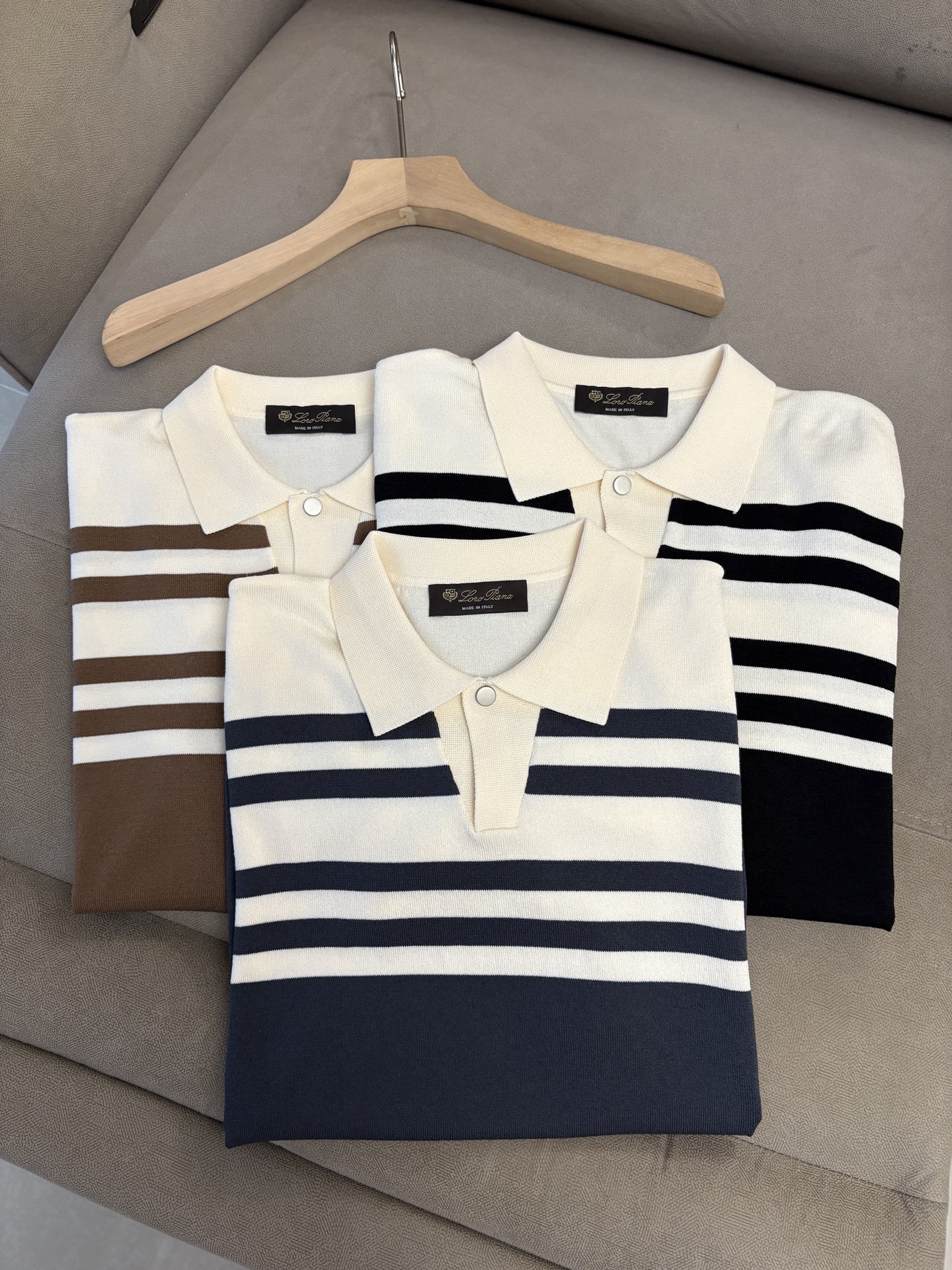 NO:411224,Time-consuming King' diamond jacquard design selects ultra-fine high-quality yarn lapel short-sleeved men's collection 'Time-consuming King' round neck and elegant craftsmanship, which touches the skin with high-end style. The ingenuity of diamond hollow jacquard is a three-dimensional diamond jacquard that takes months to carve. The architectural aesthetic texture is weaved between warp and weft. The light and shadow penetrate through, and the gestures show low-key luxury. Classic grid lapel short-sleeved design Simple lapel outlines neat lines, and short-sleeved tailoring is suitable for multiple scenes - the layered suit during business meetings shows elegance, casual wear reveals gentleman's taste, and the collection style never fades. The ultimate quality testimony of details Precision turning ensures that the seams are flat, the bone position is reinforced and durable without deformation; the neckline threads have been washed and tested, and they are still as crisp as new as they wear for a long time, and every detail is a testimony of 'time-consuming'.  Code number M-3XL001, T-shirt, business suit, alexander wang19860909耗时王”菱形提花设计甄选超细优质纱线翻领短袖男士典藏款「耗时王」圆领奢雅工艺,触肤即高阶. 匠心底蕴菱形镂空提花 耗时数月雕琢的立体菱形提花,经纬间织就建筑美学肌理,光影穿透时显隐交错,举手投足尽展低调奢华. 经典型格翻领短袖设计 简约翻领勾勒利落线条,短袖剪裁适配多场景——商务会晤时叠搭西装显儒雅,休闲时光单穿流露绅士品味,典藏款型永不褪色. 细节至臻品质见证 精密车工确保接缝平整,骨位加固耐穿不变形；领口螺纹经水洗测试,久穿仍挺括如新,每一处细节皆为「耗时」证言. 码数M-3XL001,,T-shirt,business suit,alexander wang,Men's clothing