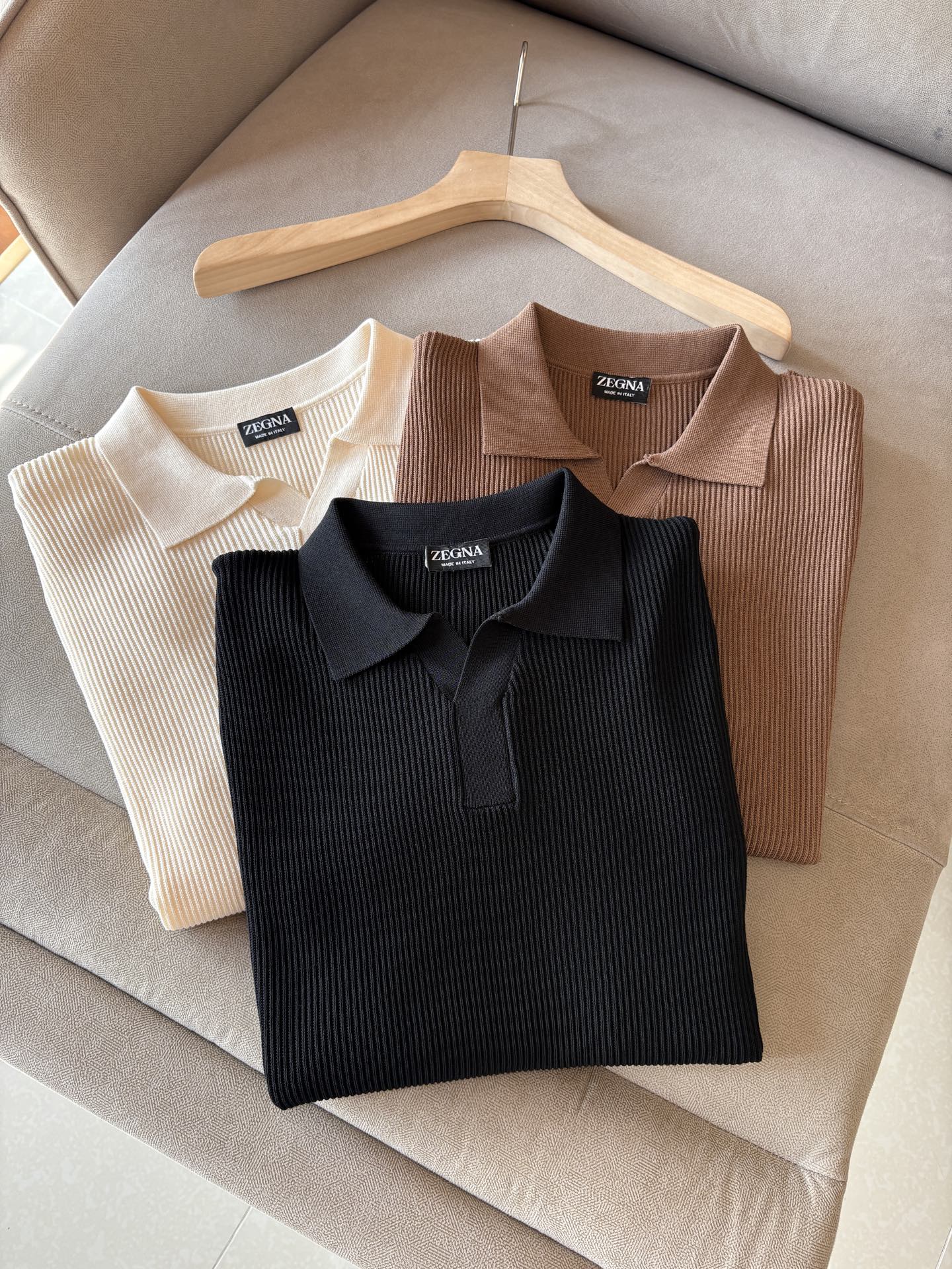 NO:411205,Time-consuming King' diamond jacquard design selects ultra-fine high-quality yarn lapel short-sleeved men's collection 'Time-consuming King' round neck and elegant craftsmanship, which touches the skin with high-end style. The ingenuity of diamond hollow jacquard is a three-dimensional diamond jacquard that takes months to carve. The architectural aesthetic texture is weaved between warp and weft. The light and shadow penetrate through, and the gestures show low-key luxury. Classic grid lapel short-sleeved design Simple lapel outlines neat lines, and short-sleeved tailoring is suitable for multiple scenes - the layered suit during business meetings shows elegance, casual wear reveals gentleman's taste, and the collection style never fades. The ultimate quality testimony of details Precision turning ensures that the seams are flat, the bone position is reinforced and durable without deformation; the neckline threads have been washed and tested, and they are still as crisp as new as they wear for a long time, and every detail is a testimony of 'time-consuming'.  Code number M-3XL001, T-shirt, business suit, alexander wang19860909耗时王”菱形提花设计甄选超细优质纱线翻领短袖男士典藏款「耗时王」圆领奢雅工艺,触肤即高阶. 匠心底蕴菱形镂空提花 耗时数月雕琢的立体菱形提花,经纬间织就建筑美学肌理,光影穿透时显隐交错,举手投足尽展低调奢华.  经典型格翻领短袖设计 简约翻领勾勒利落线条,短袖剪裁适配多场景——商务会晤时叠搭西装显儒雅,休闲时光单穿流露绅士品味,典藏款型永不褪色. 细节至臻品质见证 精密车工确保接缝平整,骨位加固耐穿不变形；领口螺纹经水洗测试,久穿仍挺括如新,每一处细节皆为「耗时」证言. 码数M-3XL001,,T-shirt,business suit,alexander wang,Men's clothing