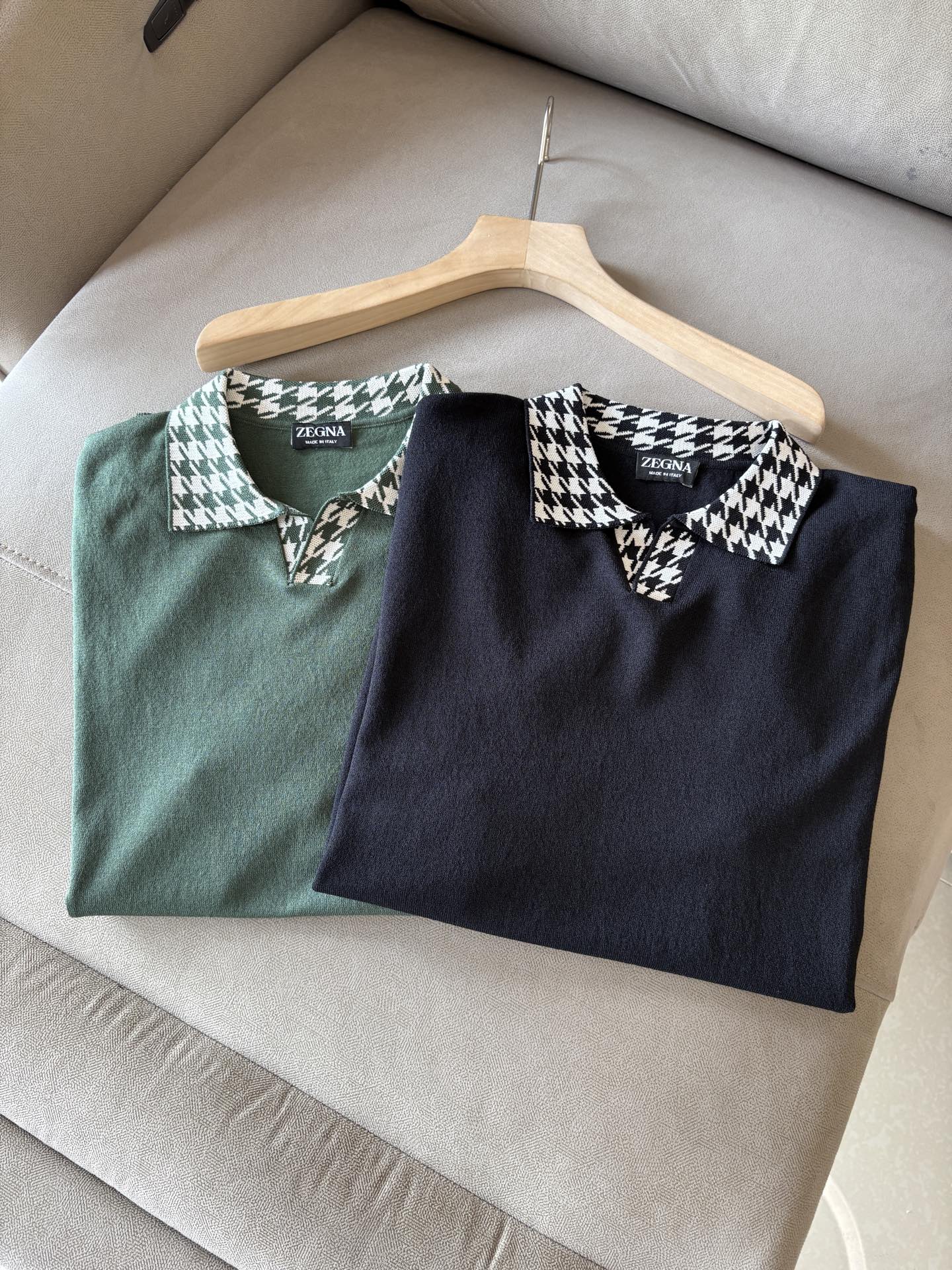 NO:411212,Time-consuming King' diamond jacquard design selects ultra-fine high-quality yarn lapel short-sleeved men's collection 'Time-consuming King' round neck and elegant craftsmanship, which touches the skin with high-end style. The ingenuity of diamond hollow jacquard is a three-dimensional diamond jacquard that takes months to carve. The architectural aesthetic texture is weaved between warp and weft. The light and shadow penetrate through, and the gestures show low-key luxury. Classic grid lapel short-sleeved design Simple lapel outlines neat lines, and short-sleeved tailoring is suitable for multiple scenes - the layered suit during business meetings shows elegance, casual wear reveals gentleman's taste, and the collection style never fades. The ultimate quality testimony of details Precision turning ensures that the seams are flat, the bone position is reinforced and durable without deformation; the neckline threads have been washed and tested, and they are still as crisp as new as they wear for a long time, and every detail is a testimony of 'time-consuming'.  Code number M-3XL001, T-shirt, business suit, alexander wang19860909耗时王”菱形提花设计甄选超细优质纱线翻领短袖男士典藏款「耗时王」圆领奢雅工艺,触肤即高阶. 匠心底蕴菱形镂空提花 耗时数月雕琢的立体菱形提花,经纬间织就建筑美学肌理,光影穿透时显隐交错,举手投足尽展低调奢华. 经典型格翻领短袖设计 简约翻领勾勒利落线条,短袖剪裁适配多场景——商务会晤时叠搭西装显儒雅,休闲时光单穿流露绅士品味,典藏款型永不褪色. 细节至臻品质见证 精密车工确保接缝平整,骨位加固耐穿不变形；领口螺纹经水洗测试,久穿仍挺括如新,每一处细节皆为「耗时」证言. 码数M-3XL001,,T-shirt,business suit,alexander wang,Men's clothing