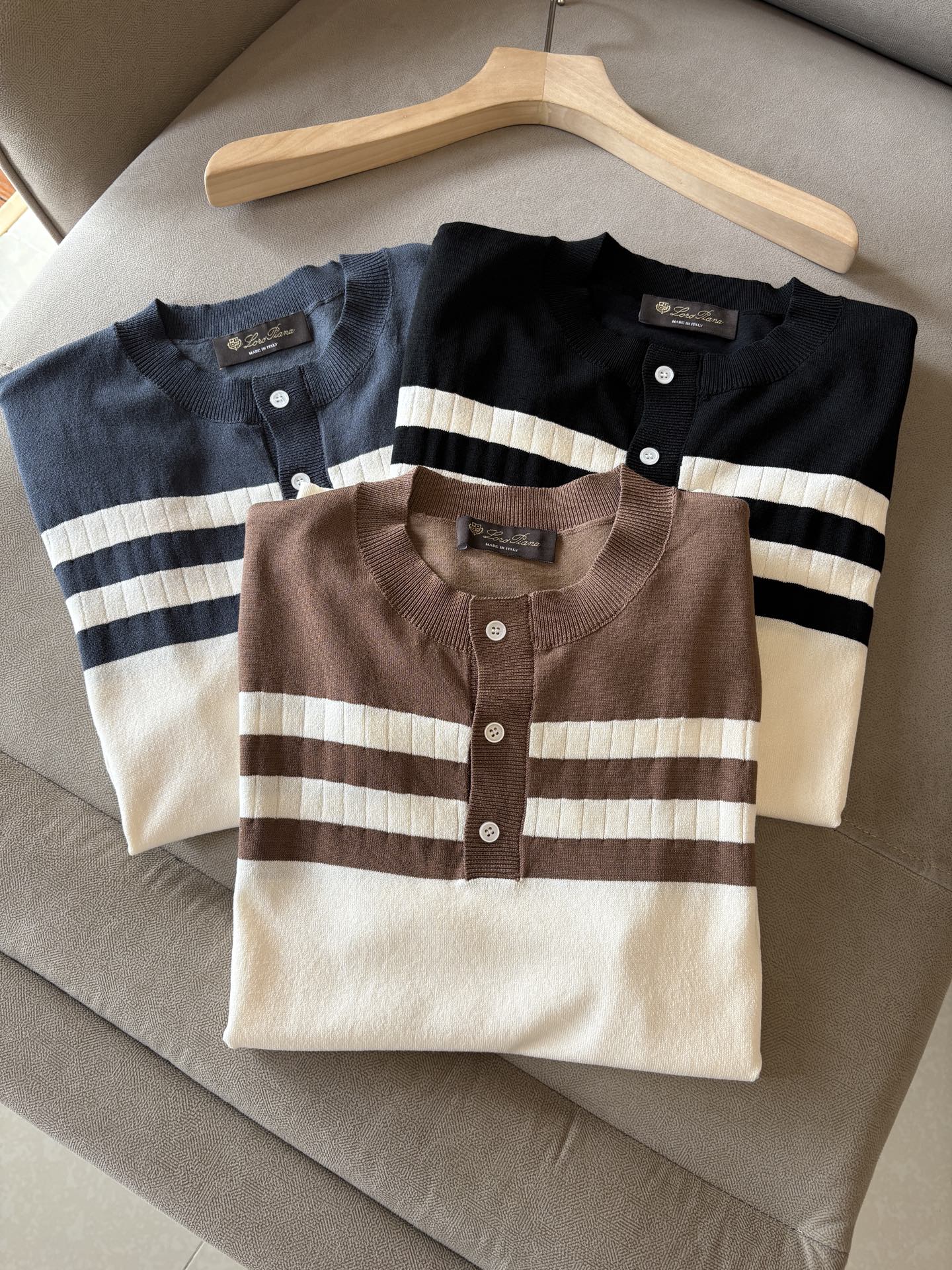 NO:411226,Time-consuming King' diamond jacquard design selects ultra-fine high-quality yarn lapel short-sleeved men's collection 'Time-consuming King' round neck and elegant craftsmanship, which touches the skin with high-end style. The ingenuity of diamond hollow jacquard is a three-dimensional diamond jacquard that takes months to carve. The architectural aesthetic texture is weaved between warp and weft. The light and shadow penetrate through, and the gestures show low-key luxury. Classic grid lapel short-sleeved design Simple lapel outlines neat lines, and short-sleeved tailoring is suitable for multiple scenes - the layered suit during business meetings shows elegance, casual wear reveals gentleman's taste, and the collection style never fades. The ultimate quality testimony of details Precision turning ensures that the seams are flat, the bone position is reinforced and durable without deformation; the neckline threads have been washed and tested, and they are still as crisp as new as they wear for a long time, and every detail is a testimony of 'time-consuming'.  Code number M-3XL001, T-shirt, business suit, alexander wang19860909耗时王”菱形提花设计甄选超细优质纱线翻领短袖男士典藏款「耗时王」圆领奢雅工艺,触肤即高阶. 匠心底蕴菱形镂空提花 耗时数月雕琢的立体菱形提花,经纬间织就建筑美学肌理,光影穿透时显隐交错,举手投足尽展低调奢华. 经典型格翻领短袖设计 简约翻领勾勒利落线条,短袖剪裁适配多场景——商务会晤时叠搭西装显儒雅,休闲时光单穿流露绅士品味,典藏款型永不褪色. 细节至臻品质见证 精密车工确保接缝平整,骨位加固耐穿不变形；领口螺纹经水洗测试,久穿仍挺括如新,每一处细节皆为「耗时」证言. 码数M-3XL001,,T-shirt,business suit,alexander wang,Men's clothing