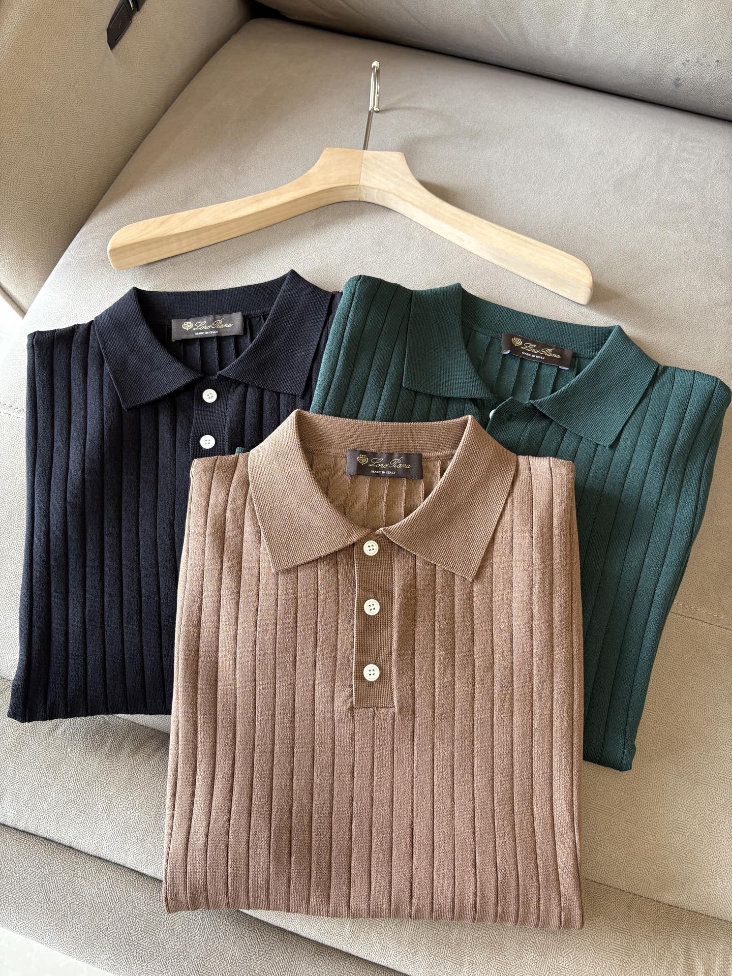 NO:411288,Time-consuming King' diamond jacquard design selects ultra-fine high-quality yarn lapel short-sleeved men's collection 'Time-consuming King' round neck and elegant craftsmanship, which touches the skin with high-end style. The ingenuity of diamond hollow jacquard is a three-dimensional diamond jacquard that takes months to carve. The architectural aesthetic texture is weaved between warp and weft. The light and shadow penetrate through, and the gestures show low-key luxury. Classic grid lapel short-sleeved design Simple lapel outlines neat lines, and short-sleeved tailoring is suitable for multiple scenes - the layered suit during business meetings shows elegance, casual wear reveals gentleman's taste, and the collection style never fades. The ultimate quality testimony of details Precision turning ensures that the seams are flat, the bone position is reinforced and durable without deformation; the neckline threads have been washed and tested, and they are still as crisp as new as they wear for a long time, and every detail is a testimony of 'time-consuming'.  Code number M-3XL001, T-shirt, business suit, alexander wang19860909耗时王”菱形提花设计甄选超细优质纱线翻领短袖男士典藏款「耗时王」圆领奢雅工艺,触肤即高阶. 匠心底蕴菱形镂空提花 耗时数月雕琢的立体菱形提花,经纬间织就建筑美学肌理,光影穿透时显隐交错,举手投足尽展低调奢华. 经典型格翻领短袖设计 简约翻领勾勒利落线条,短袖剪裁适配多场景——商务会晤时叠搭西装显儒雅,休闲时光单穿流露绅士品味,典藏款型永不褪色. 细节至臻品质见证 精密车工确保接缝平整,骨位加固耐穿不变形；领口螺纹经水洗测试,久穿仍挺括如新,每一处细节皆为「耗时」证言. 码数M-3XL001,,T-shirt,business suit,alexander wang,Men's clothing