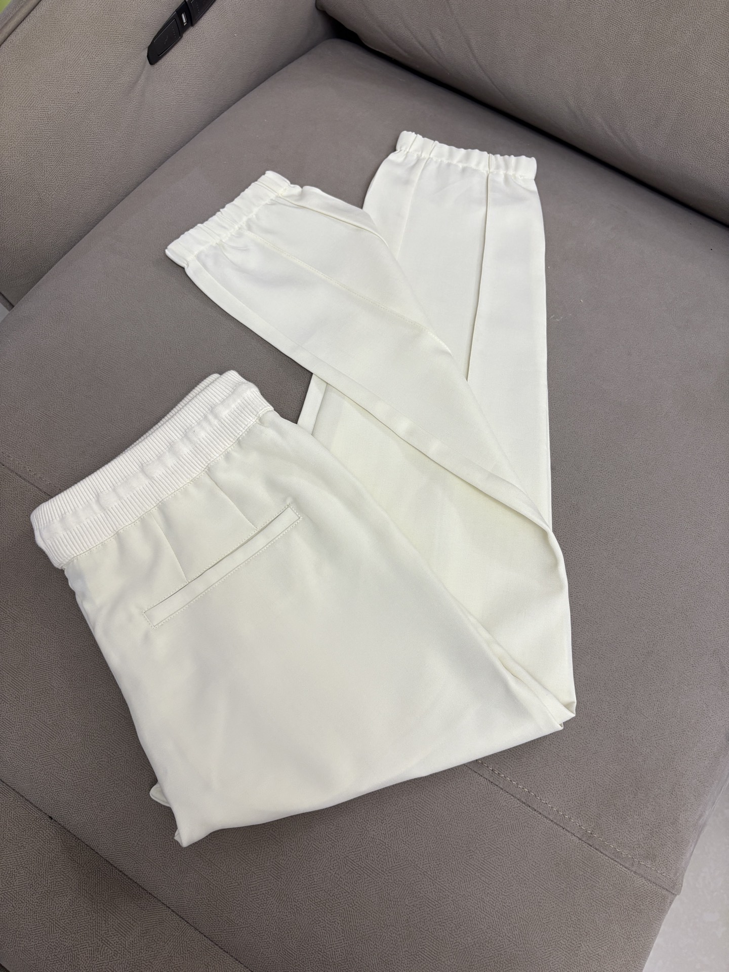 Out-of-Home Trading Company Orders Men’s Leisure Pants with Classic Colors and Soft Steel - 图片 1