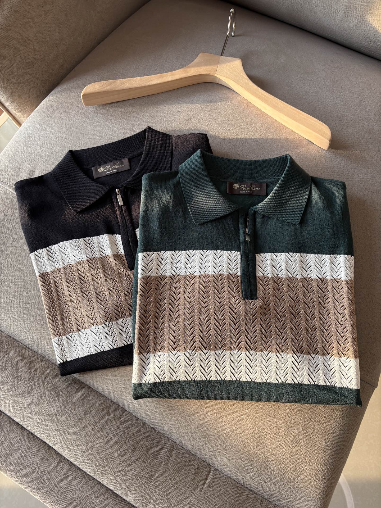 NO:481620,Time-consuming King' diamond jacquard design selects ultra-fine high-quality yarn lapel short-sleeved men's collection 'Time-consuming King' round neck and elegant craftsmanship, which is high-end when touching the skin. Craftsmanship and diamond hollow jacquard are carved with three-dimensional diamond jacquard that takes months to carve, woven architectural aesthetic texture between warp and weft, and the light and shadow penetrate, showing low-key luxury when light and shadow penetrate, and every move shows low-key luxury. Classic grid lapel short-sleeved design Simple lapel outlines neat lines, short-sleeved cut adapts to multiple scenes - layered suits during business meetings show elegance, casual wear reveals gentleman's taste, and the collection style never fades. The ultimate quality testimony of details Precision turning ensures that the seams are flat, the bone position is reinforced and durable without deformation; the neckline threads have been washed and tested, and they are still as crisp as new as they wear for a long time, and every detail is a testimony of 'time-consuming'. Code M-3XL001  001,,T-shirt,business suit,alexander wang19860909耗时王”菱形提花设计甄选超细优质纱线翻领短袖男士典藏款「耗时王」圆领奢雅工艺,触肤即高阶. 匠心底蕴菱形镂空提花 耗时数月雕琢的立体菱形提花,经纬间织就建筑美学肌理,光影穿透时显隐交错,举手投足尽展低调奢华. 经典型格翻领短袖设计 简约翻领勾勒利落线条,短袖剪裁适配多场景——商务会晤时叠搭西装显儒雅,休闲时光单穿流露绅士品味,典藏款型永不褪色. 细节至臻品质见证 精密车工确保接缝平整,骨位加固耐穿不变形；领口螺纹经水洗测试,久穿仍挺括如新,每一处细节皆为「耗时」证言. 码数M-3XL001 001,,T-shirt,business suit,alexander wang,Men's clothing