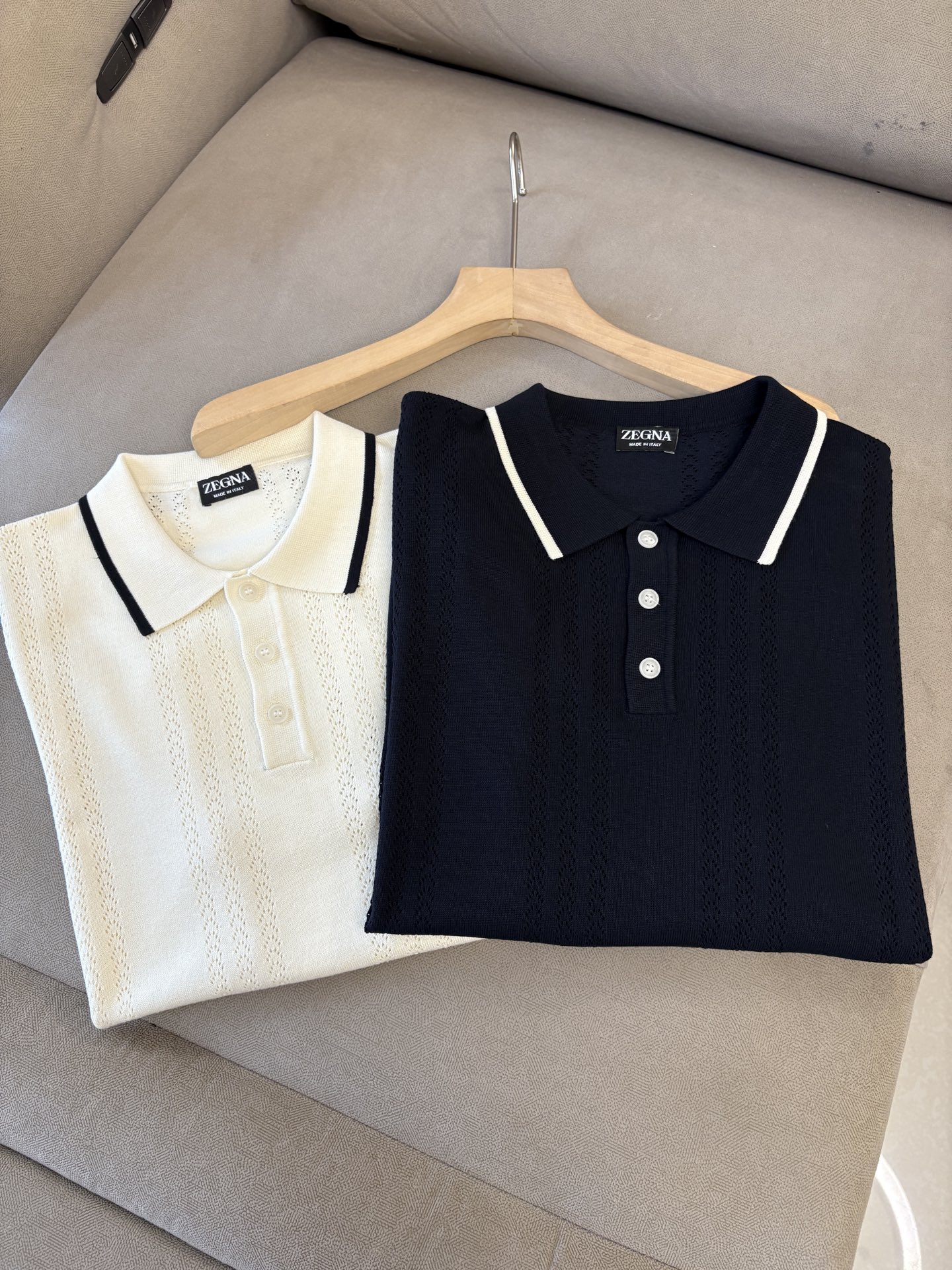 NO:440706,Time-consuming King' diamond jacquard design selects ultra-fine high-quality yarn lapel short-sleeved men's collection 'Time-consuming King' round neck and elegant craftsmanship, which is high-end when touching the skin. Craftsmanship and diamond hollow jacquard are carved in several months. The three-dimensional diamond jacquard has been woven between warp and weft. The architectural aesthetic texture is woven between light and shadow. The light and shadow penetrate, and the gestures are low-key. Classic lattice lapel short-sleeved design Simple lapel outlines neat lines, short-sleeved cut is suitable for multiple scenes - the layered suits during business meetings show elegance, casual wear reveals gentleman's taste, and the collection style never fades. The ultimate quality testimony of details Precision cutting ensures that the seams are flat, the bone position is reinforced and durable without deformation; the neckline threads have been washed and tested, and they are still as crisp as new as they wear for a long time, and every detail is a testimony of 'time-consuming'. Code M-3XL001  001,,T-shirt,business suit,alexander wang19860909耗时王”菱形提花设计甄选超细优质纱线翻领短袖男士典藏款「耗时王」圆领奢雅工艺,触肤即高阶. 匠心底蕴菱形镂空提花 耗时数月雕琢的立体菱形提花,经纬间织就建筑美学肌理,光影穿透时显隐交错,举手投足尽展低调 经典型格翻领短袖设计 简约翻领勾勒利落线条,短袖剪裁适配多场景——商务会晤时叠搭西装显儒雅,休闲时光单穿流露绅士品味,典藏款型永不褪色. 细节至臻品质见证 精密车工确保接缝平整,骨位加固耐穿不变形；领口螺纹经水洗测试,久穿仍挺括如新,每一处细节皆为「耗时」证言. 码数M-3XL001 001,,T-shirt,business suit,alexander wang,Men's clothing