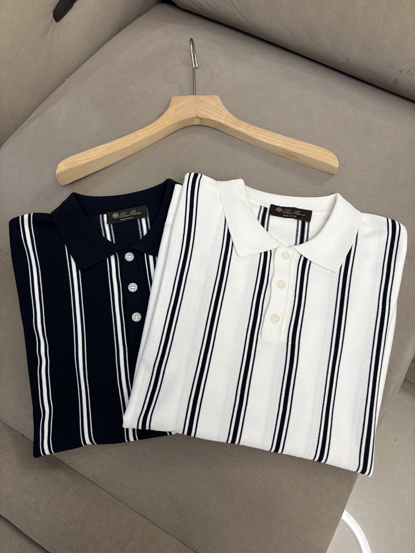 NO:440717,Time-consuming King' diamond jacquard design selects ultra-fine high-quality yarn lapel short-sleeved men's collection 'Time-consuming King' round neck and elegant craftsmanship, which is high-end when touching the skin. Craftsmanship and diamond hollow jacquard are carved in several months. The three-dimensional diamond jacquard has been woven between warp and weft. The architectural aesthetic texture is woven between light and shadow. The light and shadow penetrate, and the gestures are low-key. Classic lattice lapel short-sleeved design Simple lapel outlines neat lines, short-sleeved cut is suitable for multiple scenes - the layered suits during business meetings show elegance, casual wear reveals gentleman's taste, and the collection style never fades. The ultimate quality testimony of details Precision cutting ensures that the seams are flat, the bone position is reinforced and durable without deformation; the neckline threads have been washed and tested, and they are still as crisp as new as they wear for a long time, and every detail is a testimony of 'time-consuming'. Code M-3XL001  001,,T-shirt,business suit,alexander wang19860909耗时王”菱形提花设计甄选超细优质纱线翻领短袖男士典藏款「耗时王」圆领奢雅工艺,触肤即高阶. 匠心底蕴菱形镂空提花 耗时数月雕琢的立体菱形提花,经纬间织就建筑美学肌理,光影穿透时显隐交错,举手投足尽展低调 经典型格翻领短袖设计 简约翻领勾勒利落线条,短袖剪裁适配多场景——商务会晤时叠搭西装显儒雅,休闲时光单穿流露绅士品味,典藏款型永不褪色. 细节至臻品质见证 精密车工确保接缝平整,骨位加固耐穿不变形；领口螺纹经水洗测试,久穿仍挺括如新,每一处细节皆为「耗时」证言. 码数M-3XL001 001,,T-shirt,business suit,alexander wang,Men's clothing