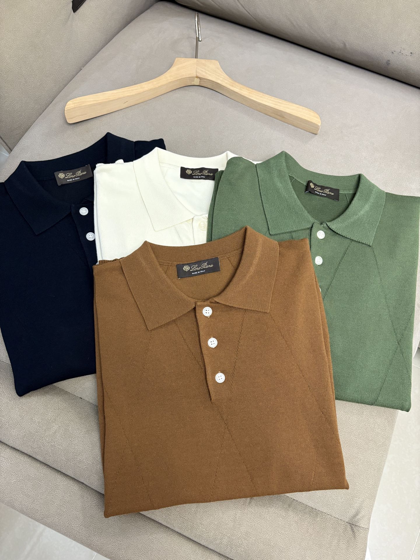 NO:440729,Time-consuming King' diamond jacquard design selects ultra-fine high-quality yarn. Lapel short-sleeved men's collection of short-sleeved lapels and short-sleeved men's collection of 'Time-consuming King' round neck and elegant craftsmanship, which is high-end when touching the skin. Craftsmanship and diamond hollow jacquard are carved in several months. The three-dimensional diamond jacquard has been weaved between warp and weft. The architectural aesthetic texture is woven between light and shadow. The light and shadow penetrate, and the gestures are low-key and luxurious. Classic grid lapel short-sleeved design Simple lapel outlines neat lines, and short-sleeved tailoring is suitable for multiple scenes - layered suits during business meetings show elegance, casual wear reveals gentleman's taste, and the collection style never fades. The ultimate quality testimony of details Precision turning ensures that the seams are flat, the bone position is reinforced and durable without deformation; the neckline threads have been washed and tested, and they are still as crisp as new as they wear for a long time, and every detail is a testimony of 'time-consuming'. Code M-3XL001  001,,T-shirt,business suit,alexander wang19860909耗时王”菱形提花设计甄选超细优质纱线 翻领短袖男士典藏款「耗时王」圆领奢雅工艺,触肤即高阶. 匠心底蕴菱形镂空提花 耗时数月雕琢的立体菱形提花,经纬间织就建筑美学肌理,光影穿透时显隐交错,举手投足尽展低调奢华. 经典型格翻领短袖设计 简约翻领勾勒利落线条,短袖剪裁适配多场景——商务会晤时叠搭西装显儒雅,休闲时光单穿流露绅士品味,典藏款型永不褪色. 细节至臻品质见证 精密车工确保接缝平整,骨位加固耐穿不变形；领口螺纹经水洗测试,久穿仍挺括如新,每一处细节皆为「耗时」证言. 码数M-3XL001 001,,T-shirt,business suit,alexander wang,Men's clothing