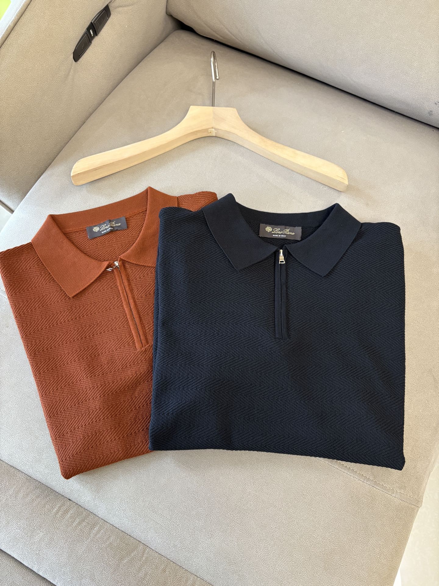 NO:440742,Time-consuming King' diamond jacquard design selects ultra-fine high-quality yarn lapel short-sleeved men's collection 'Time-consuming King' round neck and elegant craftsmanship, which is high-end when touching the skin. Craftsmanship and diamond hollow jacquard are carved with three-dimensional diamond jacquard that takes months to carve, woven architectural aesthetic texture between warp and weft, and the light and shadow penetrate, showing low-key luxury when light and shadow penetrate, and every move shows low-key luxury. Classic grid lapel short-sleeved design Simple lapel outlines neat lines, short-sleeved cut adapts to multiple scenes - layered suits during business meetings show elegance, casual wear reveals gentleman's taste, and the collection style never fades. The ultimate quality testimony of details Precision turning ensures that the seams are flat, the bone position is reinforced and durable without deformation; the neckline threads have been washed and tested, and they are still as crisp as new as they wear for a long time, and every detail is a testimony of 'time-consuming'. Code M-3XL001  001,,T-shirt,business suit,alexander wang19860909耗时王”菱形提花设计甄选超细优质纱线翻领短袖男士典藏款「耗时王」圆领奢雅工艺,触肤即高阶. 匠心底蕴菱形镂空提花 耗时数月雕琢的立体菱形提花,经纬间织就建筑美学肌理,光影穿透时显隐交错,举手投足尽展低调奢华. 经典型格翻领短袖设计 简约翻领勾勒利落线条,短袖剪裁适配多场景——商务会晤时叠搭西装显儒雅,休闲时光单穿流露绅士品味,典藏款型永不褪色. 细节至臻品质见证 精密车工确保接缝平整,骨位加固耐穿不变形；领口螺纹经水洗测试,久穿仍挺括如新,每一处细节皆为「耗时」证言. 码数M-3XL001 001,,T-shirt,business suit,alexander wang,Men's clothing