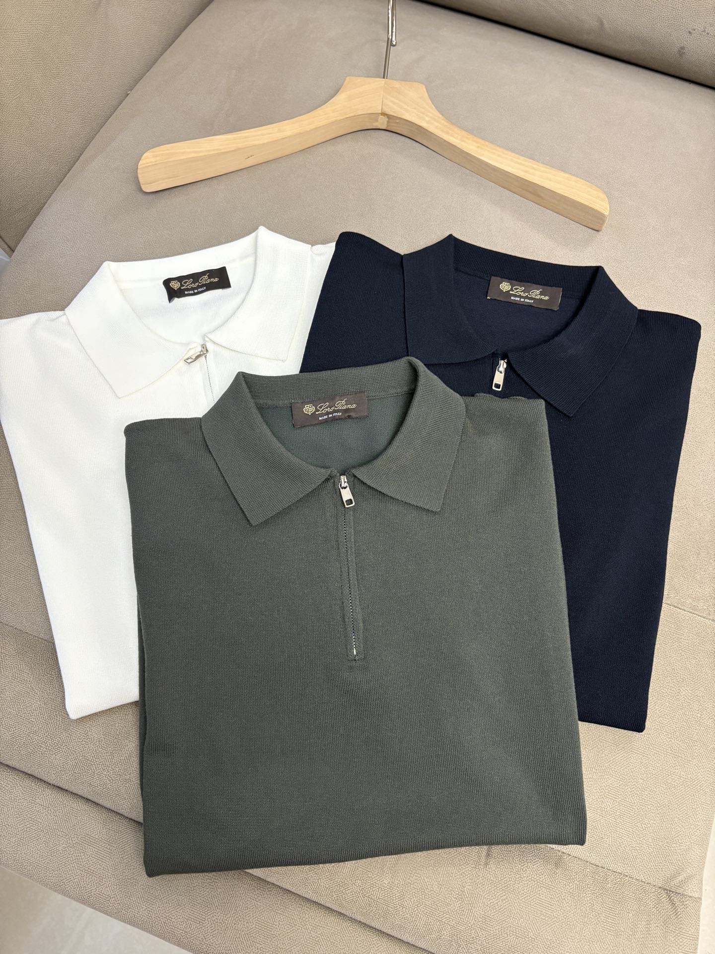 NO:440754,Time-consuming King' diamond jacquard design selects ultra-fine high-quality yarn lapel short-sleeved men's collection 'Time-consuming King' round neck and elegant craftsmanship, which is high-end when touching the skin. Craftsmanship and diamond hollow jacquard are carved in several months. The three-dimensional diamond jacquard has been woven between warp and weft. The architectural aesthetic texture is woven between light and shadow. The light and shadow penetrate, and the gestures are low-key. Classic lattice lapel short-sleeved design Simple lapel outlines neat lines, short-sleeved cut is suitable for multiple scenes - the layered suits during business meetings show elegance, casual wear reveals gentleman's taste, and the collection style never fades. The ultimate quality testimony of details Precision cutting ensures that the seams are flat, the bone position is reinforced and durable without deformation; the neckline threads have been washed and tested, and they are still as crisp as new as they wear for a long time, and every detail is a testimony of 'time-consuming'. Code M-3XL001  001,,T-shirt,business suit,alexander wang19860909耗时王”菱形提花设计甄选超细优质纱线翻领短袖男士典藏款「耗时王」圆领奢雅工艺,触肤即高阶. 匠心底蕴菱形镂空提花 耗时数月雕琢的立体菱形提花,经纬间织就建筑美学肌理,光影穿透时显隐交错,举手投足尽展低调  经典型格翻领短袖设计 简约翻领勾勒利落线条,短袖剪裁适配多场景——商务会晤时叠搭西装显儒雅,休闲时光单穿流露绅士品味,典藏款型永不褪色. 细节至臻品质见证 精密车工确保接缝平整,骨位加固耐穿不变形；领口螺纹经水洗测试,久穿仍挺括如新,每一处细节皆为「耗时」证言. 码数M-3XL001 001,,T-shirt,business suit,alexander wang,Men's clothing