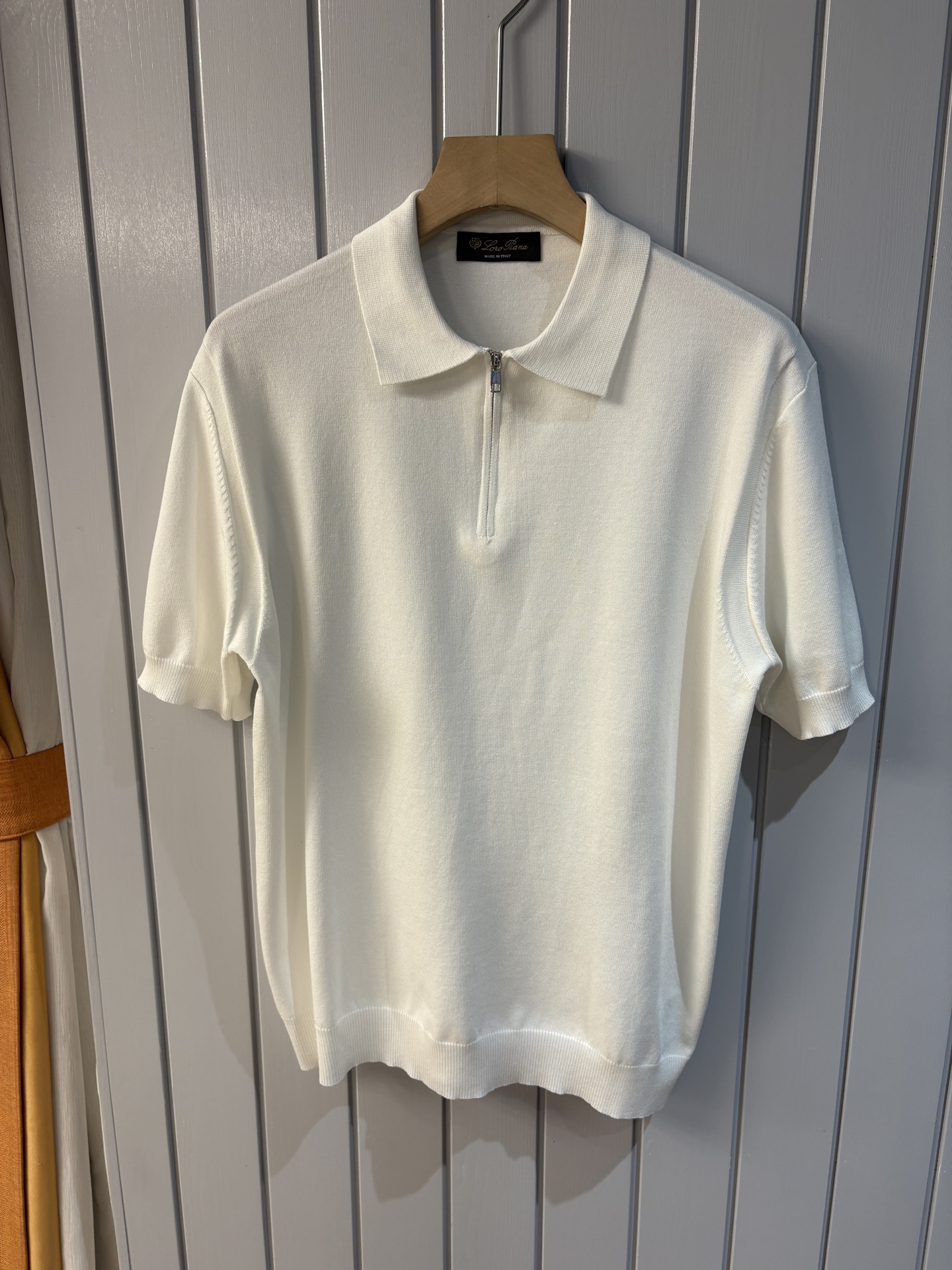 NO:418030,Time-consuming King' diamond jacquard design selects ultra-fine high-quality yarn. The lapel short-sleeved men's collection 'Time-consuming King' round neck and elegant craftsmanship, which touches the skin with high-end style. The ingenuity of diamond hollow jacquard is a three-dimensional diamond jacquard that takes several months to carve. The architectural aesthetic texture is weaved between warp and weft. The light and shadow penetrate through, and the gestures show low-key luxury. Classic grid lapel short-sleeved design Simple lapel outlines neat lines, and the short-sleeved cut is suitable for multiple scenes - the layered suits during business meetings show elegance, casual wear reveals gentleman's taste, and the collection style never fades. The ultimate quality testimony of details Precision turning ensures that the seams are flat, the bone position is reinforced and durable without deformation; the neckline threads have been washed and tested, and they are still as crisp as new as they wear for a long time, and every detail is a testimony of 'time-consuming'.  Code number M-3XL001, T-shirt, business suit, alexander wang19860909耗时王”菱形提花设计甄选超细优质纱线 翻领短袖男士典藏款「耗时王」圆领奢雅工艺,触肤即高阶. 匠心底蕴菱形镂空提花 耗时数月雕琢的立体菱形提花,经纬间织就建筑美学肌理,光影穿透时显隐交错,举手投足尽展低调奢华. 经典型格翻领短袖设计 简约翻领勾勒利落线条,短袖剪裁适配多场景——商务会晤时叠搭西装显儒雅,休闲时光单穿流露绅士品味,典藏款型永不褪色. 细节至臻品质见证 精密车工确保接缝平整,骨位加固耐穿不变形；领口螺纹经水洗测试,久穿仍挺括如新,每一处细节皆为「耗时」证言. 码数M-3XL001,,T-shirt,business suit,alexander wang,Men's clothing