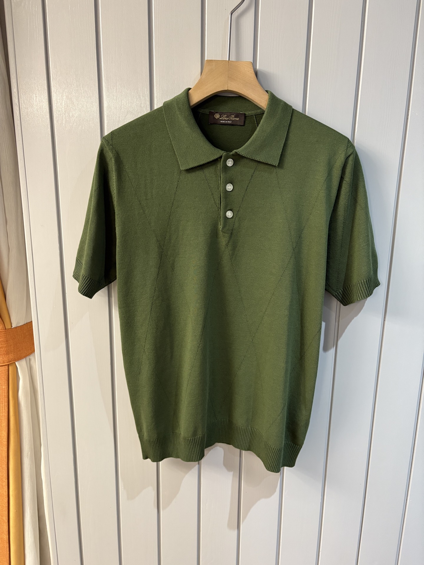 NO:418040,Time-consuming King' diamond jacquard design selects ultra-fine high-quality yarn lapel short-sleeved men's collection 'Time-consuming King' round neck and elegant craftsmanship, which touches the skin with high-end style. The ingenuity of diamond hollow jacquard is a three-dimensional diamond jacquard that takes months to carve. The architectural aesthetic texture is weaved between warp and weft. The light and shadow penetrate through, and the gestures show low-key luxury. Classic grid lapel short-sleeved design Simple lapel outlines neat lines, and short-sleeved tailoring is suitable for multiple scenes - the layered suit during business meetings shows elegance, casual wear reveals gentleman's taste, and the collection style never fades. The ultimate quality testimony of details Precision turning ensures that the seams are flat, the bone position is reinforced and durable without deformation; the neckline threads have been washed and tested, and they are still as crisp as new as they wear for a long time, and every detail is a testimony of 'time-consuming'.  Code number M-3XL001, T-shirt, business suit, alexander wang19860909耗时王”菱形提花设计甄选超细优质纱线翻领短袖男士典藏款「耗时王」圆领奢雅工艺,触肤即高阶. 匠心底蕴菱形镂空提花 耗时数月雕琢的立体菱形提花,经纬间织就建筑美学肌理,光影穿透时显隐交错,举手投足尽展低调奢华. 经典型格翻领短袖设计 简约翻领勾勒利落线条,短袖剪裁适配多场景——商务会晤时叠搭西装显儒雅,休闲时光单穿流露绅士品味,典藏款型永不褪色. 细节至臻品质见证 精密车工确保接缝平整,骨位加固耐穿不变形；领口螺纹经水洗测试,久穿仍挺括如新,每一处细节皆为「耗时」证言. 码数M-3XL001,,T-shirt,business suit,alexander wang,Men's clothing