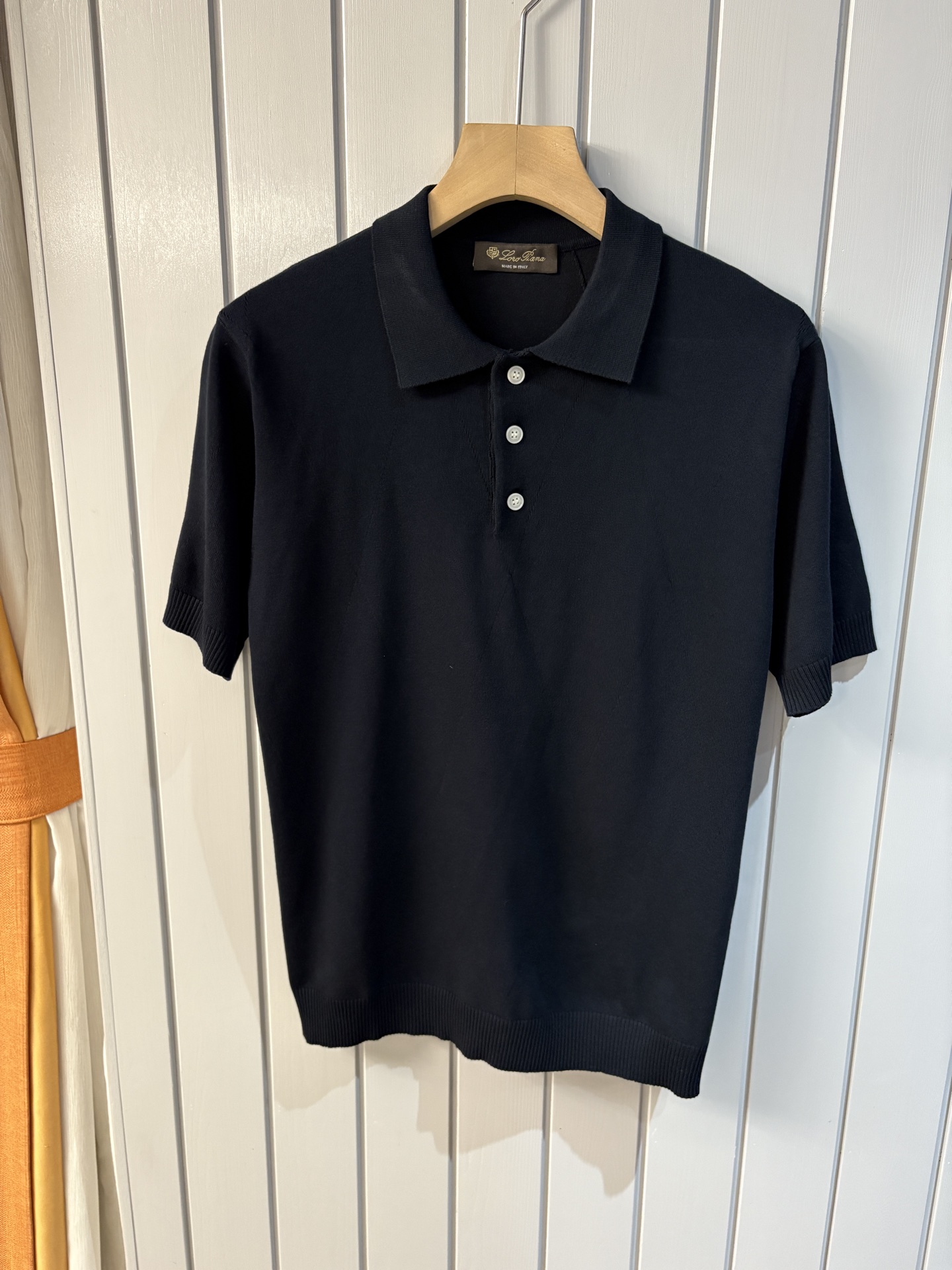 NO:418051,Time-consuming King' diamond jacquard design selects ultra-fine high-quality yarn lapel short-sleeved men's collection 'Time-consuming King' round neck and elegant craftsmanship, which touches the skin with high-end style. The ingenuity of diamond hollow jacquard is a three-dimensional diamond jacquard that takes months to carve. The architectural aesthetic texture is weaved between warp and weft. The light and shadow penetrate through, and the gestures show low-key luxury. Classic grid lapel short-sleeved design Simple lapel outlines neat lines, and short-sleeved tailoring is suitable for multiple scenes - the layered suit during business meetings shows elegance, casual wear reveals gentleman's taste, and the collection style never fades. The ultimate quality testimony of details Precision turning ensures that the seams are flat, the bone position is reinforced and durable without deformation; the neckline threads have been washed and tested, and they are still as crisp as new as they wear for a long time, and every detail is a testimony of 'time-consuming'.  Code number M-3XL001, T-shirt, business suit, alexander wang19860909耗时王”菱形提花设计甄选超细优质纱线翻领短袖男士典藏款「耗时王」圆领奢雅工艺,触肤即高阶. 匠心底蕴菱形镂空提花 耗时数月雕琢的立体菱形提花,经纬间织就建筑美学肌理,光影穿透时显隐交错,举手投足尽展低调奢华. 经典型格翻领短袖设计 简约翻领勾勒利落线条,短袖剪裁适配多场景——商务会晤时叠搭西装显儒雅,休闲时光单穿流露绅士品味,典藏款型永不褪色. 细节至臻品质见证 精密车工确保接缝平整,骨位加固耐穿不变形；领口螺纹经水洗测试,久穿仍挺括如新,每一处细节皆为「耗时」证言. 码数M-3XL001,,T-shirt,business suit,alexander wang,Men's clothing