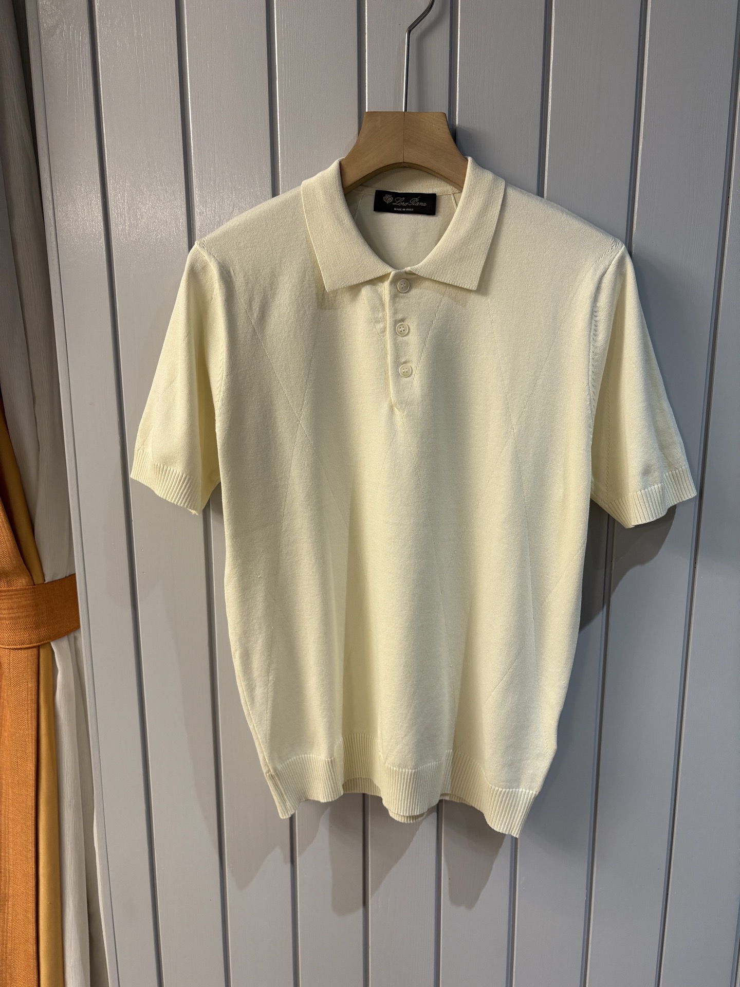 NO:418062,Time-consuming King' diamond jacquard design selects ultra-fine high-quality yarn. The lapel short-sleeved men's collection 'Time-consuming King' round neck and elegant craftsmanship, which touches the skin with high-end style. The ingenuity of diamond hollow jacquard is a three-dimensional diamond jacquard that takes several months to carve. The architectural aesthetic texture is weaved between warp and weft. The light and shadow penetrate through, and the gestures show low-key luxury. Classic grid lapel short-sleeved design Simple lapel outlines neat lines, and the short-sleeved cut is suitable for multiple scenes - the layered suits during business meetings show elegance, casual wear reveals gentleman's taste, and the collection style never fades. The ultimate quality testimony of details Precision turning ensures that the seams are flat, the bone position is reinforced and durable without deformation; the neckline threads have been washed and tested, and they are still as crisp as new as they wear for a long time, and every detail is a testimony of 'time-consuming'.  Code number M-3XL001, T-shirt, business suit, alexander wang19860909耗时王”菱形提花设计甄选超细优质纱线 翻领短袖男士典藏款「耗时王」圆领奢雅工艺,触肤即高阶. 匠心底蕴菱形镂空提花 耗时数月雕琢的立体菱形提花,经纬间织就建筑美学肌理,光影穿透时显隐交错,举手投足尽展低调奢华. 经典型格翻领短袖设计 简约翻领勾勒利落线条,短袖剪裁适配多场景——商务会晤时叠搭西装显儒雅,休闲时光单穿流露绅士品味,典藏款型永不褪色. 细节至臻品质见证 精密车工确保接缝平整,骨位加固耐穿不变形；领口螺纹经水洗测试,久穿仍挺括如新,每一处细节皆为「耗时」证言. 码数M-3XL001,,T-shirt,business suit,alexander wang,Men's clothing