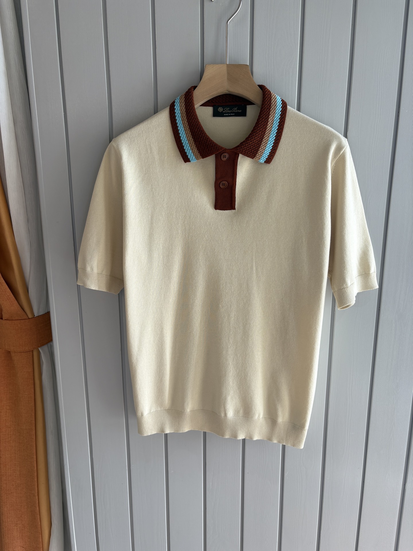 NO:418083,Time-consuming King' diamond jacquard design selects ultra-fine high-quality yarn lapel short-sleeved men's collection 'Time-consuming King' round neck and elegant craftsmanship, which is high-end when touching the skin. Craftsmanship is ingenious and diamond hollow jacquard. The three-dimensional diamond jacquard that takes several months to carve, woven architectural aesthetic texture between warp and weft, and the light and shadow penetrate, and the gestures are low-key. Classic grid lapel short-sleeved design. Simple lapel outlines neat lines, short-sleeved cuts are suitable for multiple scenes - layered suits during business meetings show elegance, casual wear reveals gentleman's taste, and the collection style never fades. The ultimate quality testimony of details Precision turning ensures that the seams are flat, the bone position is reinforced and durable without deformation; the neckline threads have been washed and tested, and they are still as crisp as new as they wear for a long time, and every detail is a testimony of 'time-consuming'.  Code number M-3XL001, T-shirt, business suit, alexander wang19860909耗时王”菱形提花设计甄选超细优质纱线翻领短袖男士典藏款「耗时王」圆领奢雅工艺,触肤即高阶. 匠心底蕴菱形镂空提花 耗时数月雕琢的立体菱形提花,经纬间织就建筑美学肌理,光影穿透时显隐交错,举手投足尽展低调 经典型格翻领短袖设计 简约翻领勾勒利落线条,短袖剪裁适配多场景——商务会晤时叠搭西装显儒雅,休闲时光单穿流露绅士品味,典藏款型永不褪色. 细节至臻品质见证 精密车工确保接缝平整,骨位加固耐穿不变形；领口螺纹经水洗测试,久穿仍挺括如新,每一处细节皆为「耗时」证言. 码数M-3XL001,,T-shirt,business suit,alexander wang,Men's clothing