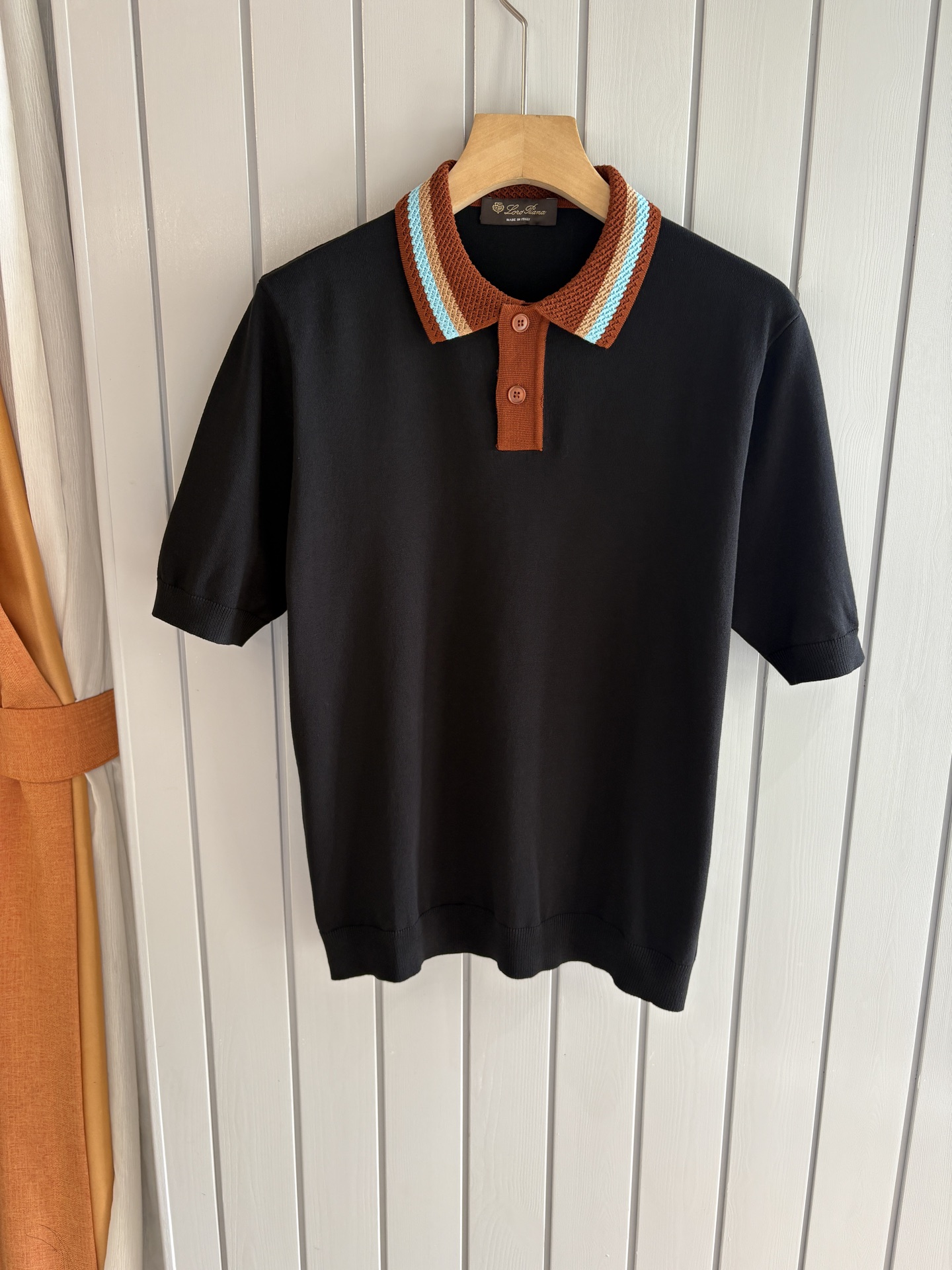 NO:418073,Time-consuming King' diamond jacquard design selects ultra-fine high-quality yarn lapel short-sleeved men's collection 'Time-consuming King' round neck and elegant craftsmanship, which touches the skin with high-end style. The ingenuity of diamond hollow jacquard is a three-dimensional diamond jacquard that takes months to carve. The architectural aesthetic texture is weaved between warp and weft. The light and shadow penetrate through, and the gestures show low-key luxury. Classic grid lapel short-sleeved design Simple lapel outlines neat lines, and short-sleeved tailoring is suitable for multiple scenes - the layered suit during business meetings shows elegance, casual wear reveals gentleman's taste, and the collection style never fades. The ultimate quality testimony of details Precision turning ensures that the seams are flat, the bone position is reinforced and durable without deformation; the neckline threads have been washed and tested, and they are still as crisp as new as they wear for a long time, and every detail is a testimony of 'time-consuming'.  Code number M-3XL001, T-shirt, business suit, alexander wang19860909耗时王”菱形提花设计甄选超细优质纱线翻领短袖男士典藏款「耗时王」圆领奢雅工艺,触肤即高阶. 匠心底蕴菱形镂空提花 耗时数月雕琢的立体菱形提花,经纬间织就建筑美学肌理,光影穿透时显隐交错,举手投足尽展低调奢华. 经典型格翻领短袖设计 简约翻领勾勒利落线条,短袖剪裁适配多场景——商务会晤时叠搭西装显儒雅,休闲时光单穿流露绅士品味,典藏款型永不褪色. 细节至臻品质见证 精密车工确保接缝平整,骨位加固耐穿不变形；领口螺纹经水洗测试,久穿仍挺括如新,每一处细节皆为「耗时」证言. 码数M-3XL001,,T-shirt,business suit,alexander wang,Men's clothing