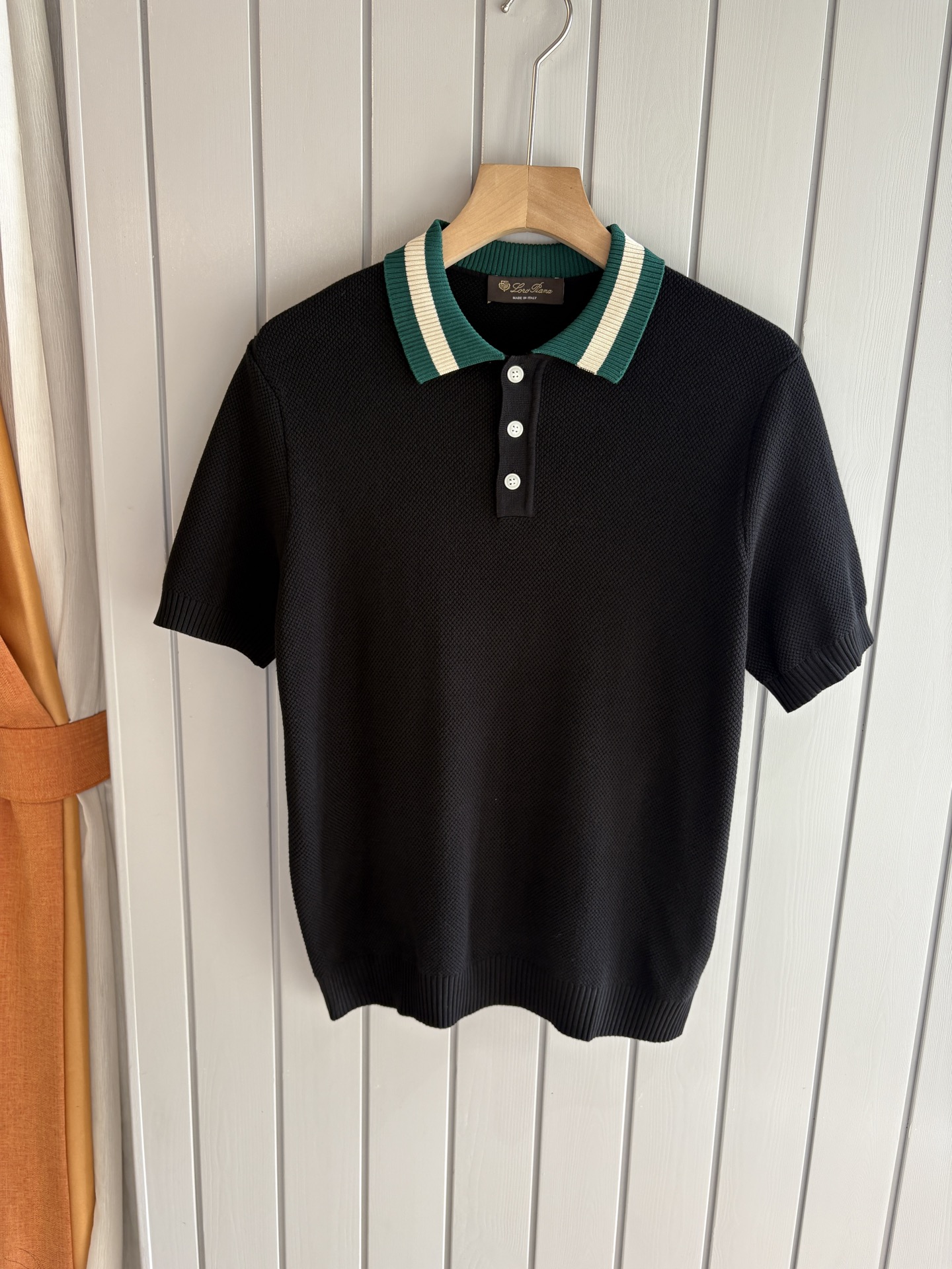 NO:418049,Time-consuming King' diamond jacquard design selects ultra-fine high-quality yarn lapel short-sleeved men's collection 'Time-consuming King' round neck and elegant craftsmanship, which touches the skin with high-end style. The ingenuity of diamond hollow jacquard is a three-dimensional diamond jacquard that takes months to carve. The architectural aesthetic texture is weaved between warp and weft. The light and shadow penetrate through, and the gestures show low-key luxury. Classic grid lapel short-sleeved design Simple lapel outlines neat lines, and short-sleeved tailoring is suitable for multiple scenes - the layered suit during business meetings shows elegance, casual wear reveals gentleman's taste, and the collection style never fades. The ultimate quality testimony of details Precision turning ensures that the seams are flat, the bone position is reinforced and durable without deformation; the neckline threads have been washed and tested, and they are still as crisp as new as they wear for a long time, and every detail is a testimony of 'time-consuming'.  Code number M-3XL001, T-shirt, business suit, alexander wang19860909耗时王”菱形提花设计甄选超细优质纱线翻领短袖男士典藏款「耗时王」圆领奢雅工艺,触肤即高阶. 匠心底蕴菱形镂空提花 耗时数月雕琢的立体菱形提花,经纬间织就建筑美学肌理,光影穿透时显隐交错,举手投足尽展低调奢华. 经典型格翻领短袖设计 简约翻领勾勒利落线条,短袖剪裁适配多场景——商务会晤时叠搭西装显儒雅,休闲时光单穿流露绅士品味,典藏款型永不褪色. 细节至臻品质见证 精密车工确保接缝平整,骨位加固耐穿不变形；领口螺纹经水洗测试,久穿仍挺括如新,每一处细节皆为「耗时」证言. 码数M-3XL001,,T-shirt,business suit,alexander wang,Men's clothing