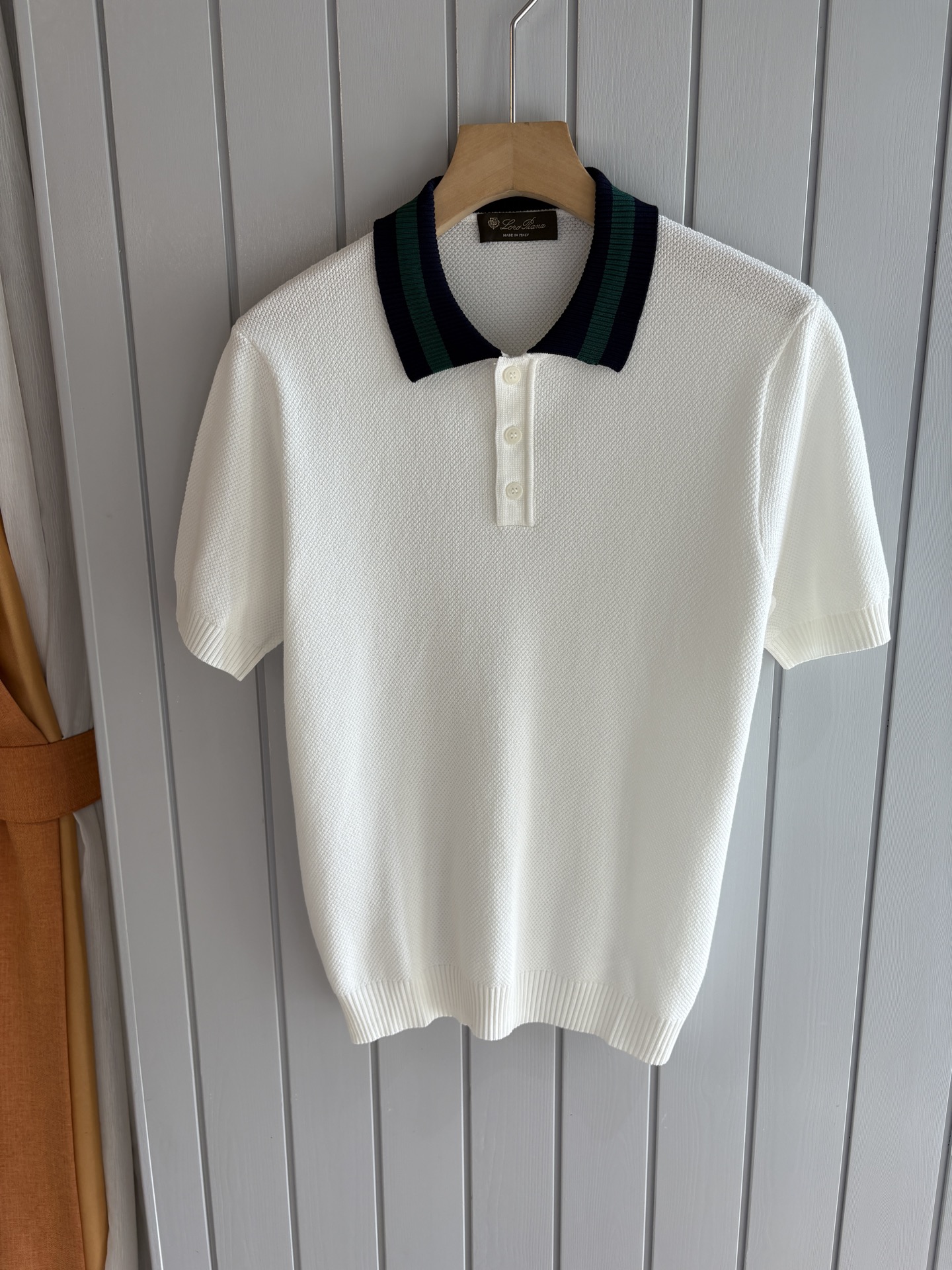 NO:418058,Time-consuming King' diamond jacquard design selects ultra-fine high-quality yarn lapel short-sleeved men's collection 'Time-consuming King' round neck and elegant craftsmanship, which touches the skin with high-end style. The ingenuity of diamond hollow jacquard is a three-dimensional diamond jacquard that takes months to carve. The architectural aesthetic texture is weaved between warp and weft. The light and shadow penetrate through, and the gestures show low-key luxury. Classic grid lapel short-sleeved design Simple lapel outlines neat lines, and short-sleeved tailoring is suitable for multiple scenes - the layered suit during business meetings shows elegance, casual wear reveals gentleman's taste, and the collection style never fades. The ultimate quality testimony of details Precision turning ensures that the seams are flat, the bone position is reinforced and durable without deformation; the neckline threads have been washed and tested, and they are still as crisp as new as they wear for a long time, and every detail is a testimony of 'time-consuming'.  Code number M-3XL001, T-shirt, business suit, alexander wang19860909耗时王”菱形提花设计甄选超细优质纱线翻领短袖男士典藏款「耗时王」圆领奢雅工艺,触肤即高阶. 匠心底蕴菱形镂空提花 耗时数月雕琢的立体菱形提花,经纬间织就建筑美学肌理,光影穿透时显隐交错,举手投足尽展低调奢华. 经典型格翻领短袖设计 简约翻领勾勒利落线条,短袖剪裁适配多场景——商务会晤时叠搭西装显儒雅,休闲时光单穿流露绅士品味,典藏款型永不褪色. 细节至臻品质见证 精密车工确保接缝平整,骨位加固耐穿不变形；领口螺纹经水洗测试,久穿仍挺括如新,每一处细节皆为「耗时」证言. 码数M-3XL001,,T-shirt,business suit,alexander wang,Men's clothing