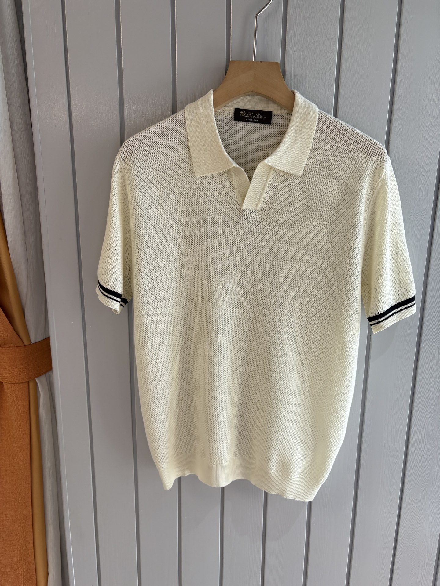 NO:418067,Time-consuming King' diamond jacquard design selects ultra-fine high-quality yarn lapel short-sleeved men's collection 'Time-consuming King' round neck and elegant craftsmanship, which touches the skin with high-end style. The ingenuity of diamond hollow jacquard is a three-dimensional diamond jacquard that takes months to carve. The architectural aesthetic texture is weaved between warp and weft. The light and shadow penetrate through, and the gestures show low-key luxury. Classic grid lapel short-sleeved design Simple lapel outlines neat lines, and short-sleeved tailoring is suitable for multiple scenes - the layered suit during business meetings shows elegance, casual wear reveals gentleman's taste, and the collection style never fades. The ultimate quality testimony of details Precision turning ensures that the seams are flat, the bone position is reinforced and durable without deformation; the neckline threads have been washed and tested, and they are still as crisp as new as they wear for a long time, and every detail is a testimony of 'time-consuming'.  Code number M-3XL001, T-shirt, business suit, alexander wang19860909耗时王”菱形提花设计甄选超细优质纱线翻领短袖男士典藏款「耗时王」圆领奢雅工艺,触肤即高阶. 匠心底蕴菱形镂空提花 耗时数月雕琢的立体菱形提花,经纬间织就建筑美学肌理,光影穿透时显隐交错,举手投足尽展低调奢华. 经典型格翻领短袖设计 简约翻领勾勒利落线条,短袖剪裁适配多场景——商务会晤时叠搭西装显儒雅,休闲时光单穿流露绅士品味,典藏款型永不褪色. 细节至臻品质见证 精密车工确保接缝平整,骨位加固耐穿不变形；领口螺纹经水洗测试,久穿仍挺括如新,每一处细节皆为「耗时」证言. 码数M-3XL001,,T-shirt,business suit,alexander wang,Men's clothing