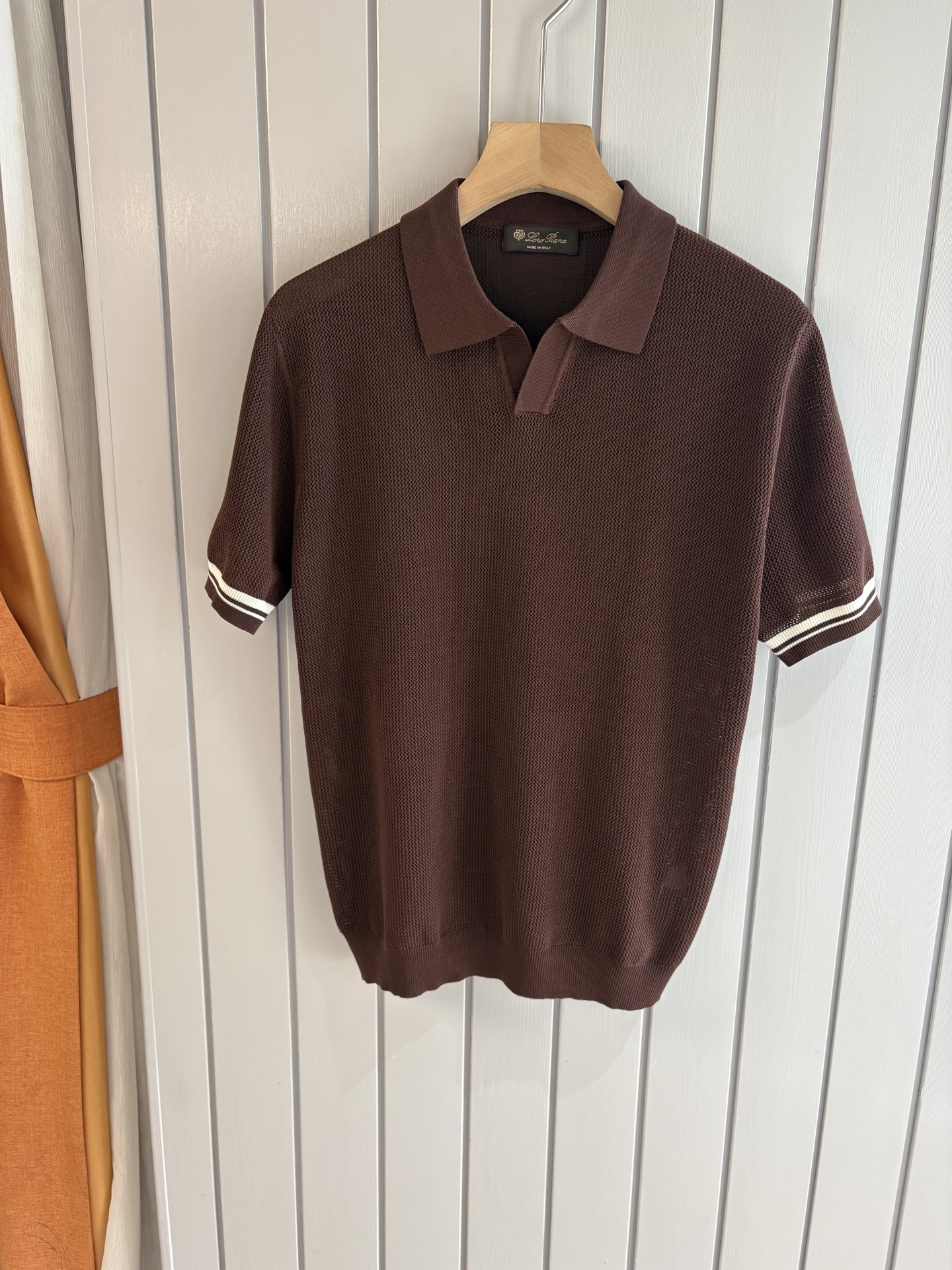 NO:418154,Time-consuming King' diamond jacquard design selects ultra-fine high-quality yarn lapel short-sleeved men's collection 'Time-consuming King' round neck and elegant craftsmanship, which is high-end when touching the skin. Craftsmanship is ingenious and diamond hollow jacquard. The three-dimensional diamond jacquard that takes several months to carve, woven architectural aesthetic texture between warp and weft, and the light and shadow penetrate, and the gestures are low-key. Classic grid lapel short-sleeved design. Simple lapel outlines neat lines, short-sleeved cuts are suitable for multiple scenes - layered suits during business meetings show elegance, casual wear reveals gentleman's taste, and the collection style never fades. The ultimate quality testimony of details Precision turning ensures that the seams are flat, the bone position is reinforced and durable without deformation; the neckline threads have been washed and tested, and they are still as crisp as new as they wear for a long time, and every detail is a testimony of 'time-consuming'.  Code number M-3XL001, T-shirt, business suit, alexander wang19860909耗时王”菱形提花设计甄选超细优质纱线翻领短袖男士典藏款「耗时王」圆领奢雅工艺,触肤即高阶. 匠心底蕴菱形镂空提花 耗时数月雕琢的立体菱形提花,经纬间织就建筑美学肌理,光影穿透时显隐交错,举手投足尽展低调 经典型格翻领短袖设计 简约翻领勾勒利落线条,短袖剪裁适配多场景——商务会晤时叠搭西装显儒雅,休闲时光单穿流露绅士品味,典藏款型永不褪色. 细节至臻品质见证 精密车工确保接缝平整,骨位加固耐穿不变形；领口螺纹经水洗测试,久穿仍挺括如新,每一处细节皆为「耗时」证言. 码数M-3XL001,,T-shirt,business suit,alexander wang,Men's clothing