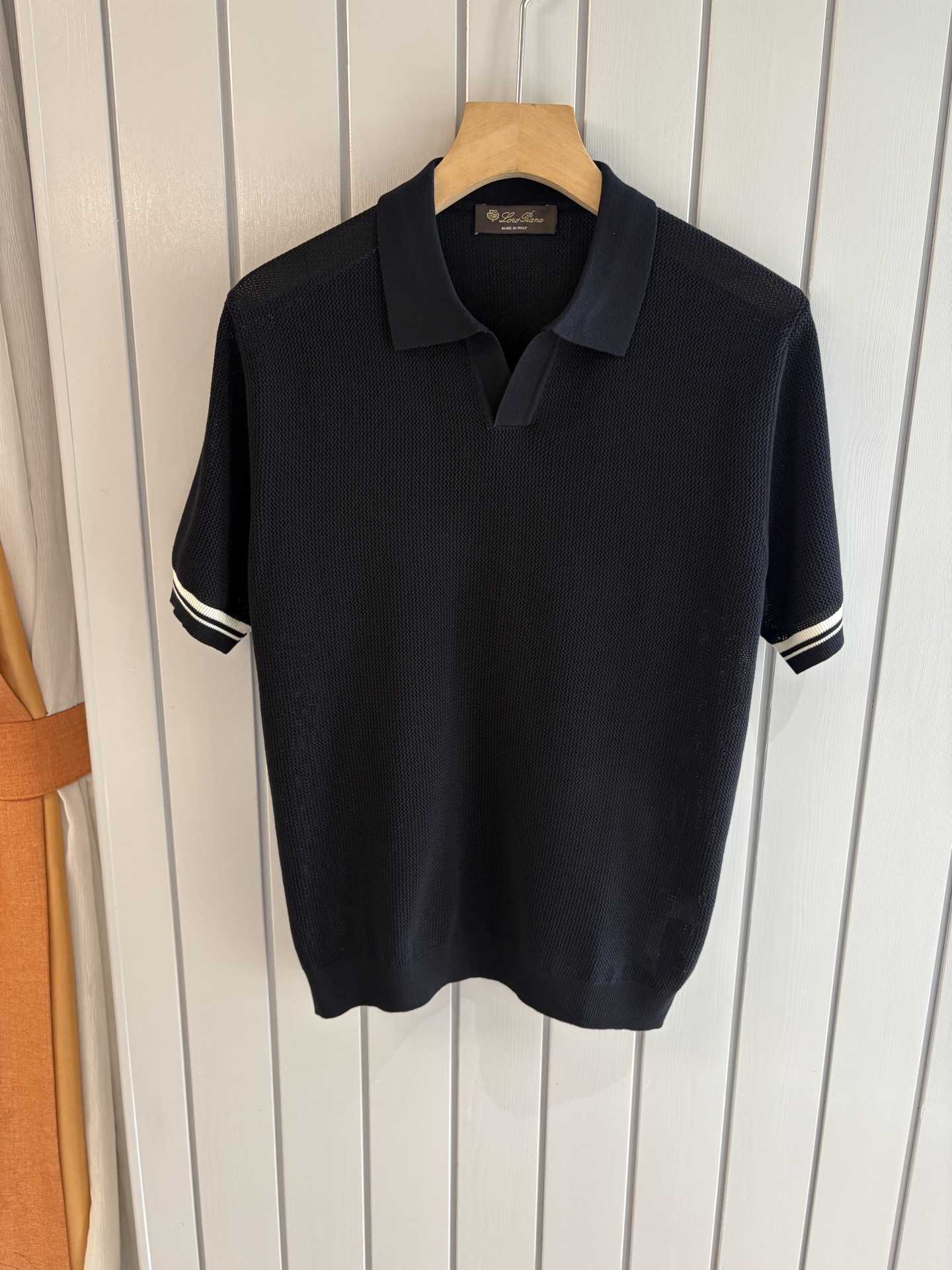 NO:418078,Time-consuming King' diamond jacquard design selects ultra-fine high-quality yarn lapel short-sleeved men's collection 'Time-consuming King' round neck and elegant craftsmanship, which touches the skin with high-end style. The ingenuity of diamond hollow jacquard is a three-dimensional diamond jacquard that takes months to carve. The architectural aesthetic texture is weaved between warp and weft. The light and shadow penetrate through, and the gestures show low-key luxury. Classic grid lapel short-sleeved design Simple lapel outlines neat lines, and short-sleeved tailoring is suitable for multiple scenes - the layered suit during business meetings shows elegance, casual wear reveals gentleman's taste, and the collection style never fades. The ultimate quality testimony of details Precision turning ensures that the seams are flat, the bone position is reinforced and durable without deformation; the neckline threads have been washed and tested, and they are still as crisp as new as they wear for a long time, and every detail is a testimony of 'time-consuming'.  Code number M-3XL001, T-shirt, business suit, alexander wang19860909耗时王”菱形提花设计甄选超细优质纱线翻领短袖男士典藏款「耗时王」圆领奢雅工艺,触肤即高阶. 匠心底蕴菱形镂空提花 耗时数月雕琢的立体菱形提花,经纬间织就建筑美学肌理,光影穿透时显隐交错,举手投足尽展低调奢华.  经典型格翻领短袖设计 简约翻领勾勒利落线条,短袖剪裁适配多场景——商务会晤时叠搭西装显儒雅,休闲时光单穿流露绅士品味,典藏款型永不褪色. 细节至臻品质见证 精密车工确保接缝平整,骨位加固耐穿不变形；领口螺纹经水洗测试,久穿仍挺括如新,每一处细节皆为「耗时」证言. 码数M-3XL001,,T-shirt,business suit,alexander wang,Men's clothing