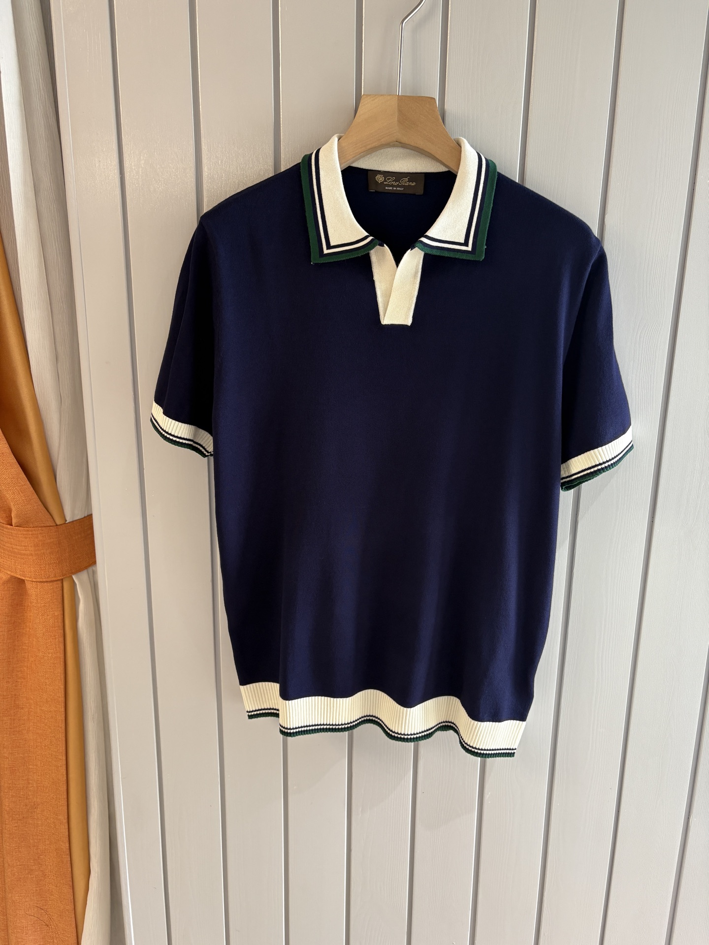 NO:418089,Time-consuming King' diamond jacquard design selects ultra-fine high-quality yarn lapel short-sleeved men's collection 'Time-consuming King' round neck and elegant craftsmanship, which touches the skin with high-end style. The ingenuity of diamond hollow jacquard is a three-dimensional diamond jacquard that takes months to carve. The architectural aesthetic texture is weaved between warp and weft. The light and shadow penetrate through, and the gestures show low-key luxury. Classic grid lapel short-sleeved design Simple lapel outlines neat lines, and short-sleeved tailoring is suitable for multiple scenes - the layered suit during business meetings shows elegance, casual wear reveals gentleman's taste, and the collection style never fades. The ultimate quality testimony of details Precision turning ensures that the seams are flat, the bone position is reinforced and durable without deformation; the neckline threads have been washed and tested, and they are still as crisp as new as they wear for a long time, and every detail is a testimony of 'time-consuming'.  Code number M-3XL001, T-shirt, business suit, alexander wang19860909耗时王”菱形提花设计甄选超细优质纱线翻领短袖男士典藏款「耗时王」圆领奢雅工艺,触肤即高阶. 匠心底蕴菱形镂空提花 耗时数月雕琢的立体菱形提花,经纬间织就建筑美学肌理,光影穿透时显隐交错,举手投足尽展低调奢华. 经典型格翻领短袖设计 简约翻领勾勒利落线条,短袖剪裁适配多场景——商务会晤时叠搭西装显儒雅,休闲时光单穿流露绅士品味,典藏款型永不褪色. 细节至臻品质见证 精密车工确保接缝平整,骨位加固耐穿不变形；领口螺纹经水洗测试,久穿仍挺括如新,每一处细节皆为「耗时」证言. 码数M-3XL001,,T-shirt,business suit,alexander wang,Men's clothing