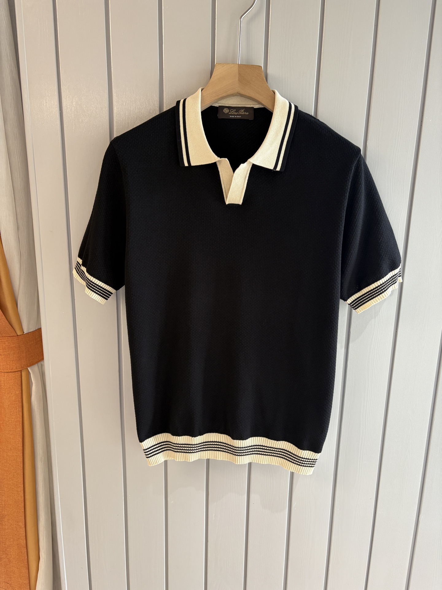 NO:418108,Time-consuming King' diamond jacquard design selects ultra-fine high-quality yarn lapel short-sleeved men's collection 'Time-consuming King' round neck and elegant craftsmanship, which touches the skin with high-end style. The ingenuity of diamond hollow jacquard is a three-dimensional diamond jacquard that takes months to carve. The architectural aesthetic texture is weaved between warp and weft. The light and shadow penetrate through, and the gestures show low-key luxury. Classic grid lapel short-sleeved design Simple lapel outlines neat lines, and short-sleeved tailoring is suitable for multiple scenes - the layered suit during business meetings shows elegance, casual wear reveals gentleman's taste, and the collection style never fades. The ultimate quality testimony of details Precision turning ensures that the seams are flat, the bone position is reinforced and durable without deformation; the neckline threads have been washed and tested, and they are still as crisp as new as they wear for a long time, and every detail is a testimony of 'time-consuming'.  Code number M-3XL001, T-shirt, business suit, alexander wang19860909耗时王”菱形提花设计甄选超细优质纱线翻领短袖男士典藏款「耗时王」圆领奢雅工艺,触肤即高阶. 匠心底蕴菱形镂空提花 耗时数月雕琢的立体菱形提花,经纬间织就建筑美学肌理,光影穿透时显隐交错,举手投足尽展低调奢华. 经典型格翻领短袖设计 简约翻领勾勒利落线条,短袖剪裁适配多场景——商务会晤时叠搭西装显儒雅,休闲时光单穿流露绅士品味,典藏款型永不褪色. 细节至臻品质见证 精密车工确保接缝平整,骨位加固耐穿不变形；领口螺纹经水洗测试,久穿仍挺括如新,每一处细节皆为「耗时」证言. 码数M-3XL001,,T-shirt,business suit,alexander wang,Men's clothing