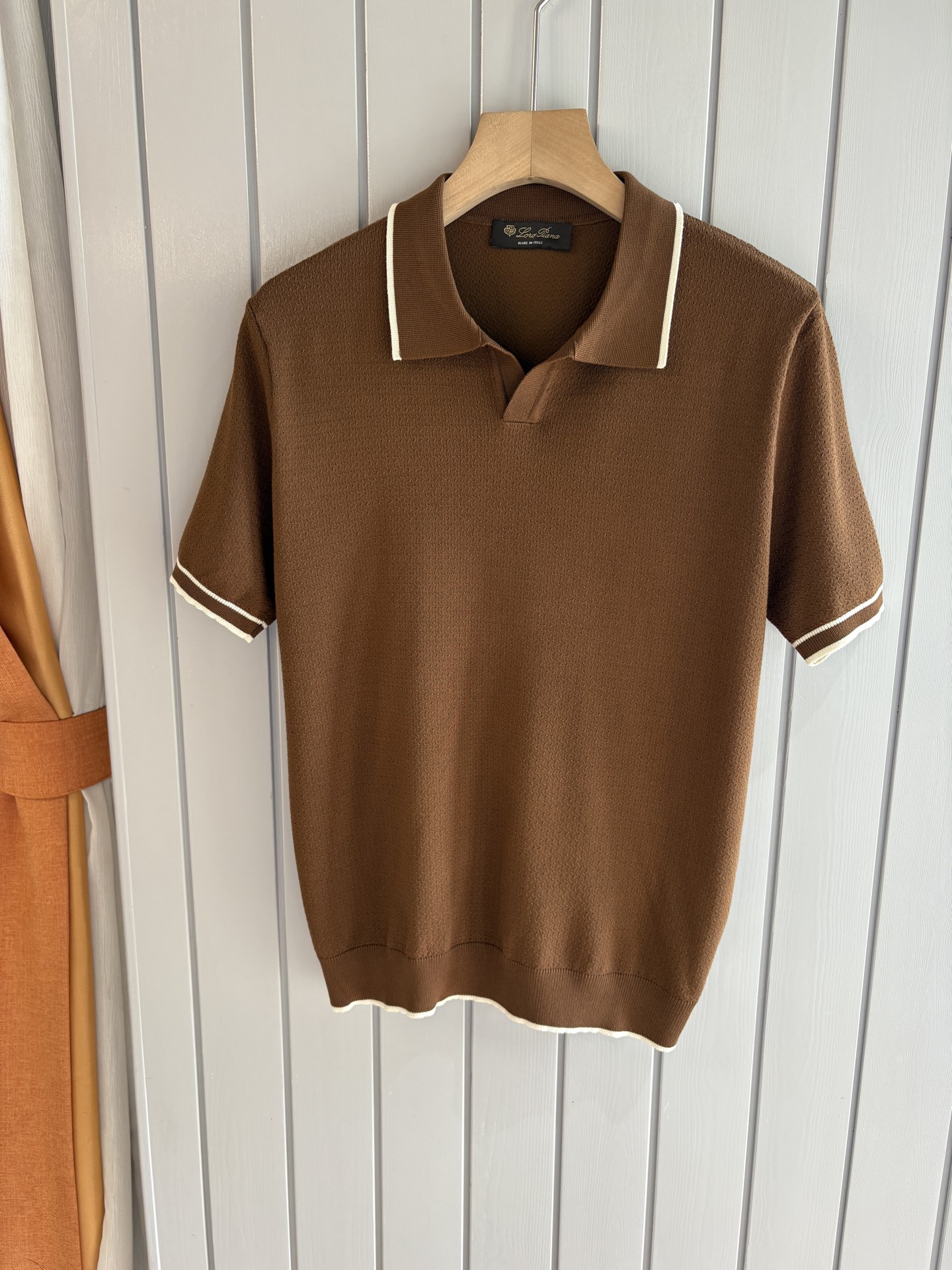 NO:418117,Time-consuming King' diamond jacquard design selects ultra-fine high-quality yarn lapel short-sleeved men's collection 'Time-consuming King' round neck and elegant craftsmanship, which is high-end when touching the skin. Craftsmanship is ingenious and has a three-dimensional diamond jacquard that takes months to carve. The architectural aesthetic texture is weaved between warp and weft. The light and shadow penetrate through, and the gestures are low-key. Classic grid lapel short-sleeved design. Simple lapel outlines neat lines, short-sleeved cuts are suitable for multiple scenes - layered suits during business meetings show elegance, casual wear reveals gentleman's taste, and the collection style never fades. The ultimate quality testimony of details Precision turning ensures that the seams are flat, the bone position is reinforced and durable without deformation; the neckline threads have been washed and tested, and they are still as crisp as new as they wear for a long time, and every detail is a testimony of 'time-consuming'.  Code number M-3XL001, T-shirt, business suit, alexander wang19860909耗时王”菱形提花设计甄选超细优质纱线翻领短袖男士典藏款「耗时王」圆领奢雅工艺,触肤即高阶. 匠心底蕴菱形镂空提花 耗时数月雕琢的立体菱形提花,经纬间织就建筑美学肌理,光影穿透时显隐交错,举手投足尽展低调 经典型格翻领短袖设计 简约翻领勾勒利落线条,短袖剪裁适配多场景——商务会晤时叠搭西装显儒雅,休闲时光单穿流露绅士品味,典藏款型永不褪色. 细节至臻品质见证 精密车工确保接缝平整,骨位加固耐穿不变形；领口螺纹经水洗测试,久穿仍挺括如新,每一处细节皆为「耗时」证言. 码数M-3XL001,,T-shirt,business suit,alexander wang,Men's clothing