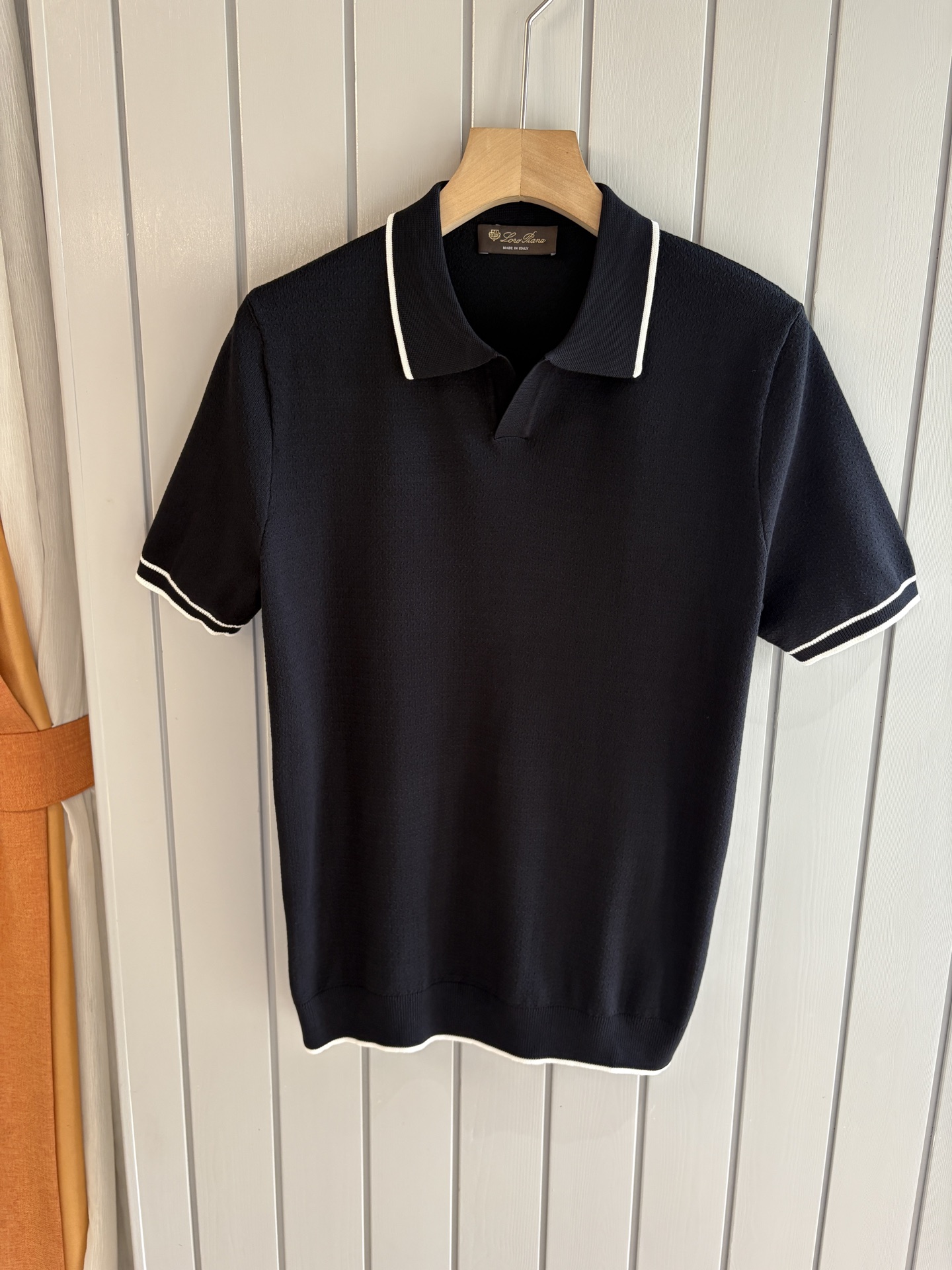 NO:418126,Time-consuming King' diamond jacquard design selects ultra-fine high-quality yarn lapel short-sleeved men's collection 'Time-consuming King' round neck and elegant craftsmanship, which touches the skin with high-end style. The ingenuity of diamond hollow jacquard is a three-dimensional diamond jacquard that takes months to carve. The architectural aesthetic texture is weaved between warp and weft. The light and shadow penetrate through, and the gestures show low-key luxury. Classic grid lapel short-sleeved design Simple lapel outlines neat lines, and short-sleeved tailoring is suitable for multiple scenes - the layered suit during business meetings shows elegance, casual wear reveals gentleman's taste, and the collection style never fades. The ultimate quality testimony of details Precision turning ensures that the seams are flat, the bone position is reinforced and durable without deformation; the neckline threads have been washed and tested, and they are still as crisp as new as they wear for a long time, and every detail is a testimony of 'time-consuming'.  Code number M-3XL001, T-shirt, business suit, alexander wang19860909耗时王”菱形提花设计甄选超细优质纱线翻领短袖男士典藏款「耗时王」圆领奢雅工艺,触肤即高阶. 匠心底蕴菱形镂空提花 耗时数月雕琢的立体菱形提花,经纬间织就建筑美学肌理,光影穿透时显隐交错,举手投足尽展低调奢华. 经典型格翻领短袖设计 简约翻领勾勒利落线条,短袖剪裁适配多场景——商务会晤时叠搭西装显儒雅,休闲时光单穿流露绅士品味,典藏款型永不褪色. 细节至臻品质见证 精密车工确保接缝平整,骨位加固耐穿不变形；领口螺纹经水洗测试,久穿仍挺括如新,每一处细节皆为「耗时」证言. 码数M-3XL001,,T-shirt,business suit,alexander wang,Men's clothing