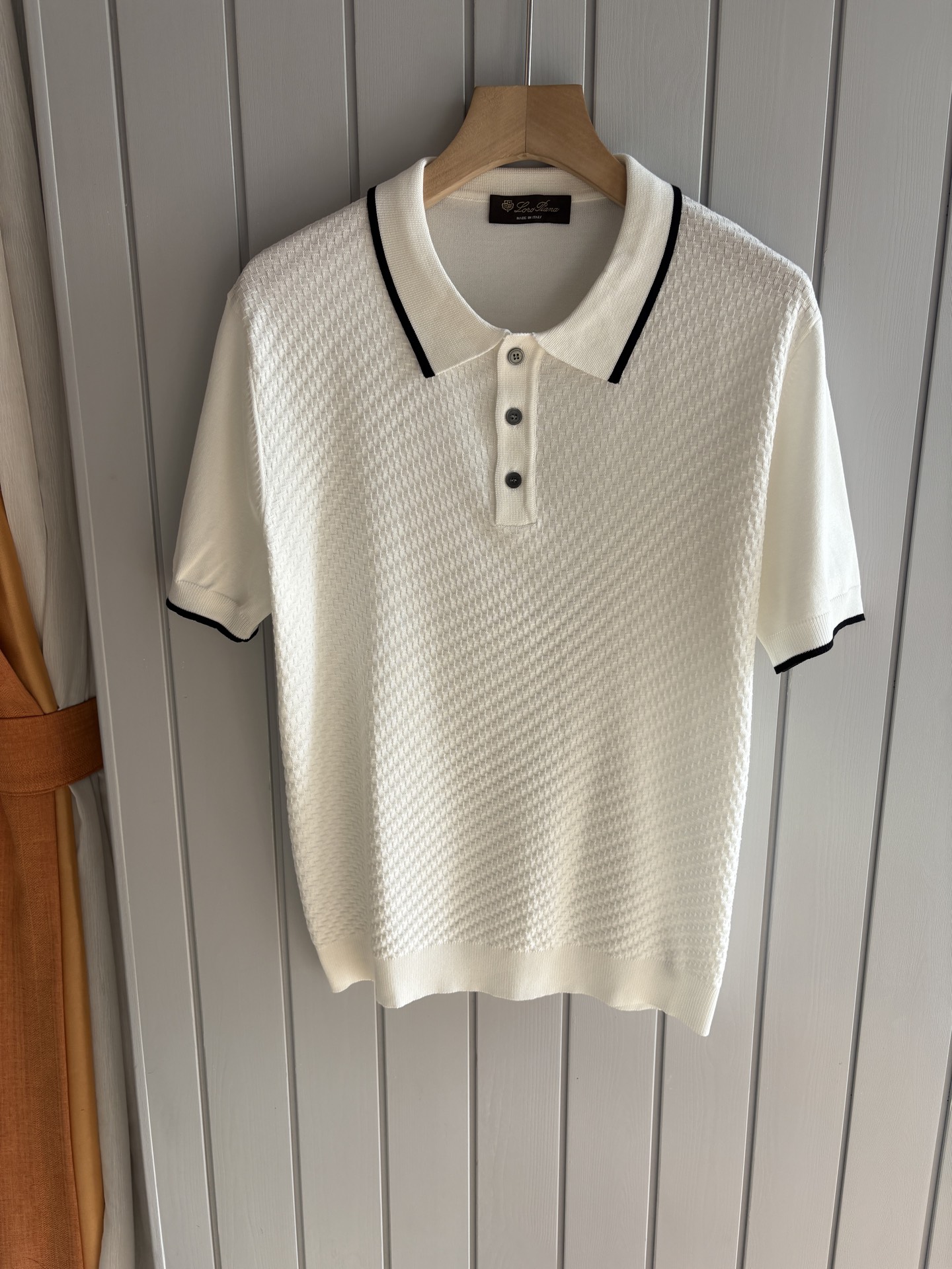 NO:418162,Time-consuming King' diamond jacquard design selects ultra-fine high-quality yarn lapel short-sleeved men's collection 'Time-consuming King' round neck and elegant craftsmanship, which touches the skin with high-end style. The ingenuity of diamond hollow jacquard is a three-dimensional diamond jacquard that takes months to carve. The architectural aesthetic texture is weaved between warp and weft. The light and shadow penetrate through, and the gestures show low-key luxury. Classic grid lapel short-sleeved design Simple lapel outlines neat lines, and short-sleeved tailoring is suitable for multiple scenes - the layered suit during business meetings shows elegance, casual wear reveals gentleman's taste, and the collection style never fades. The ultimate quality testimony of details Precision turning ensures that the seams are flat, the bone position is reinforced and durable without deformation; the neckline threads have been washed and tested, and they are still as crisp as new as they wear for a long time, and every detail is a testimony of 'time-consuming'.  Code number M-3XL001, T-shirt, business suit, alexander wang19860909耗时王”菱形提花设计甄选超细优质纱线翻领短袖男士典藏款「耗时王」圆领奢雅工艺,触肤即高阶. 匠心底蕴菱形镂空提花 耗时数月雕琢的立体菱形提花,经纬间织就建筑美学肌理,光影穿透时显隐交错,举手投足尽展低调奢华. 经典型格翻领短袖设计 简约翻领勾勒利落线条,短袖剪裁适配多场景——商务会晤时叠搭西装显儒雅,休闲时光单穿流露绅士品味,典藏款型永不褪色. 细节至臻品质见证 精密车工确保接缝平整,骨位加固耐穿不变形；领口螺纹经水洗测试,久穿仍挺括如新,每一处细节皆为「耗时」证言. 码数M-3XL001,,T-shirt,business suit,alexander wang,Men's clothing