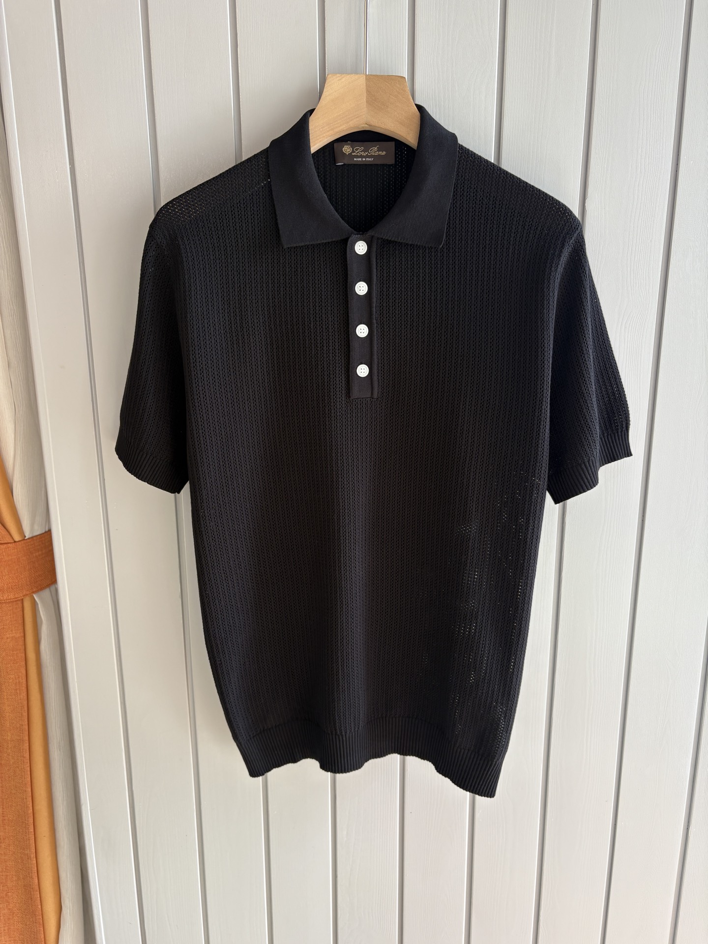 NO:486544,Time-consuming King' diamond jacquard design selects ultra-fine high-quality yarn containing 20% ​​goat 80% mulberry silk lapel short-sleeved men's collection 'Time-consuming King' round neck and elegant craftsmanship, touching the skin with high-end style. Craftsmanship is ingenious and diamond hollow jacquard. The three-dimensional rhombus jacquard that takes several months to carve, woven architectural aesthetic texture between warp and weft, and the light and shadow penetrate, showing low-key luxury. Luxury material is natural 20% cashmere % mulberry silk Selects ultra-fine high-quality yarn, which combines 20% Inner Mongolia white velvet cashmere soft and skin-friendly, and the smooth draping of 80% mulberry silk, light as if nothing is, but luxurious, and wears close to the body like a cloud caress. Classic lattice lapel short-sleeved design  Simple lapel outlines neat lines, short-sleeved tailoring is suitable for multiple scenes - the layered suits during business meetings show elegance, casual wear reveals gentleman's taste, and the collection style never fades. The ultimate quality testifies the precision turning workman ensures that the seams are flat, the bone position is reinforced and durable without deformation; the neckline threads have been washed and tested, and they are still as crisp as new as they wear for a long time, and every detail is a testimony of 'time-consuming'. Number M-3XL001 001,,T-shirt,business suit,alexander wang19860909耗时王”菱形提花设计甄选超细优质纱线含20 ％山羊80 ％桑蚕丝翻领短袖男士典藏款「耗时王」圆领奢雅工艺,触肤即高阶. 匠心底蕴菱形镂空提花 耗时数月雕琢的立体菱形提花,经纬间织就建筑美学肌理,光影穿透时显隐交错,举手投足尽展低调奢华. 奢材天成20 ％山羊绒 ％桑蚕丝 甄选超细优质纱线,融合20 ％内蒙古白绒山羊绒的软糯亲肤,与80 ％桑蚕丝的柔滑垂坠,轻若无物却奢感天成,贴身穿着如云端轻抚. 经典型格翻领短袖设计 简约翻领勾勒利落线条,短袖剪裁适配多场景——商务会晤时叠搭西装显儒雅,休闲时光单穿流露绅士品味,典藏款型永不褪色. 细节至臻品质见证 精密车工确保接缝平整,骨位加固耐穿不变形；领口螺纹经水洗测试,久穿仍挺括如新,每一处细节皆为「耗时」证言. 码数M-3XL001 001,,T-shirt,business suit,alexander wang,Men's clothing