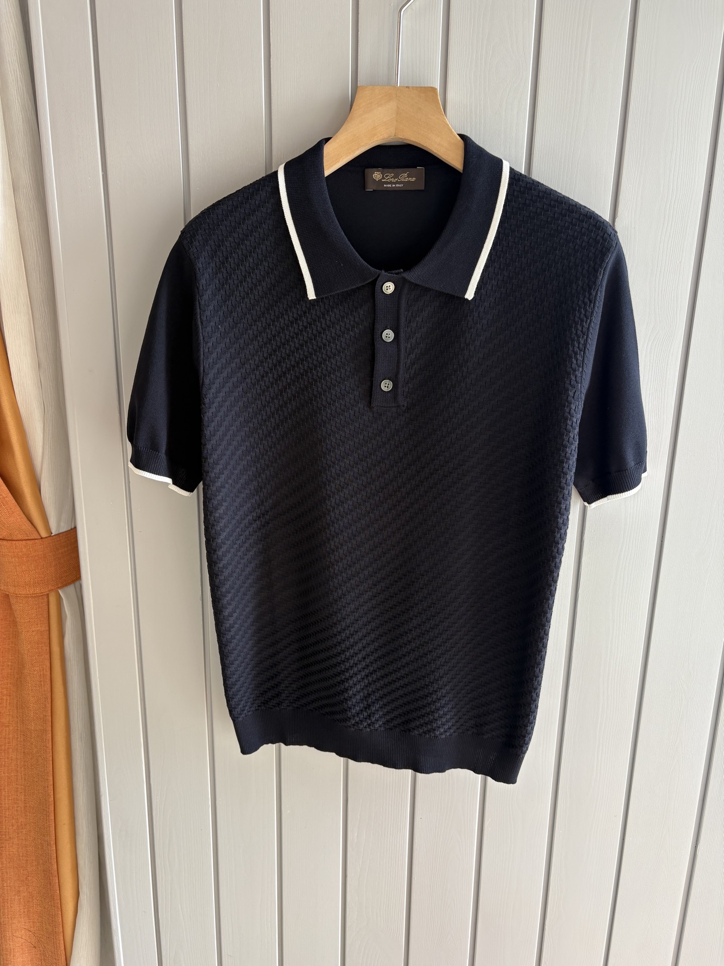 NO:418172,Time-consuming king diamond jacquard design selects ultra-fine high-quality yarn lapel short-sleeved men's collection of 'Time-consuming king' round neck and elegant craftsmanship, which is high-end when touching the skin. Craftsmanship is ingenious and diamond hollow jacquard. Three-dimensional diamond jacquard that takes several months to carve, woven architectural aesthetic texture between warp and weft, and the light and shadow penetrate, showing low-key luxury when light and shadow penetrate, and every move shows low-key luxury. Classic grid lapel short-sleeved design Simple lapel outlines neat lines, short-sleeved cut is suitable for multiple scenes - layered suits during business meetings show elegance, casual wear reveals gentleman's taste, and the collection style never fades. The ultimate quality testimony of details Precision turning ensures that the seams are flat, the bone position is reinforced and durable without deformation; the neckline threads have been washed and tested, and they are still as crisp as new as they wear for a long time, and every detail is a testimony of 'time-consuming'.  Code number M-3XL001, T-shirt, business suit, alexander wang19860909耗时王菱形提花设计甄选超细优质纱线翻领短袖男士典藏款「耗时王」圆领奢雅工艺,触肤即高阶. 匠心底蕴菱形镂空提花 耗时数月雕琢的立体菱形提花,经纬间织就建筑美学肌理,光影穿透时显隐交错,举手投足尽展低调奢华.  经典型格翻领短袖设计 简约翻领勾勒利落线条,短袖剪裁适配多场景——商务会晤时叠搭西装显儒雅,休闲时光单穿流露绅士品味,典藏款型永不褪色. 细节至臻品质见证 精密车工确保接缝平整,骨位加固耐穿不变形；领口螺纹经水洗测试,久穿仍挺括如新,每一处细节皆为「耗时」证言. 码数M-3XL001,,T-shirt,business suit,alexander wang,Men's clothing