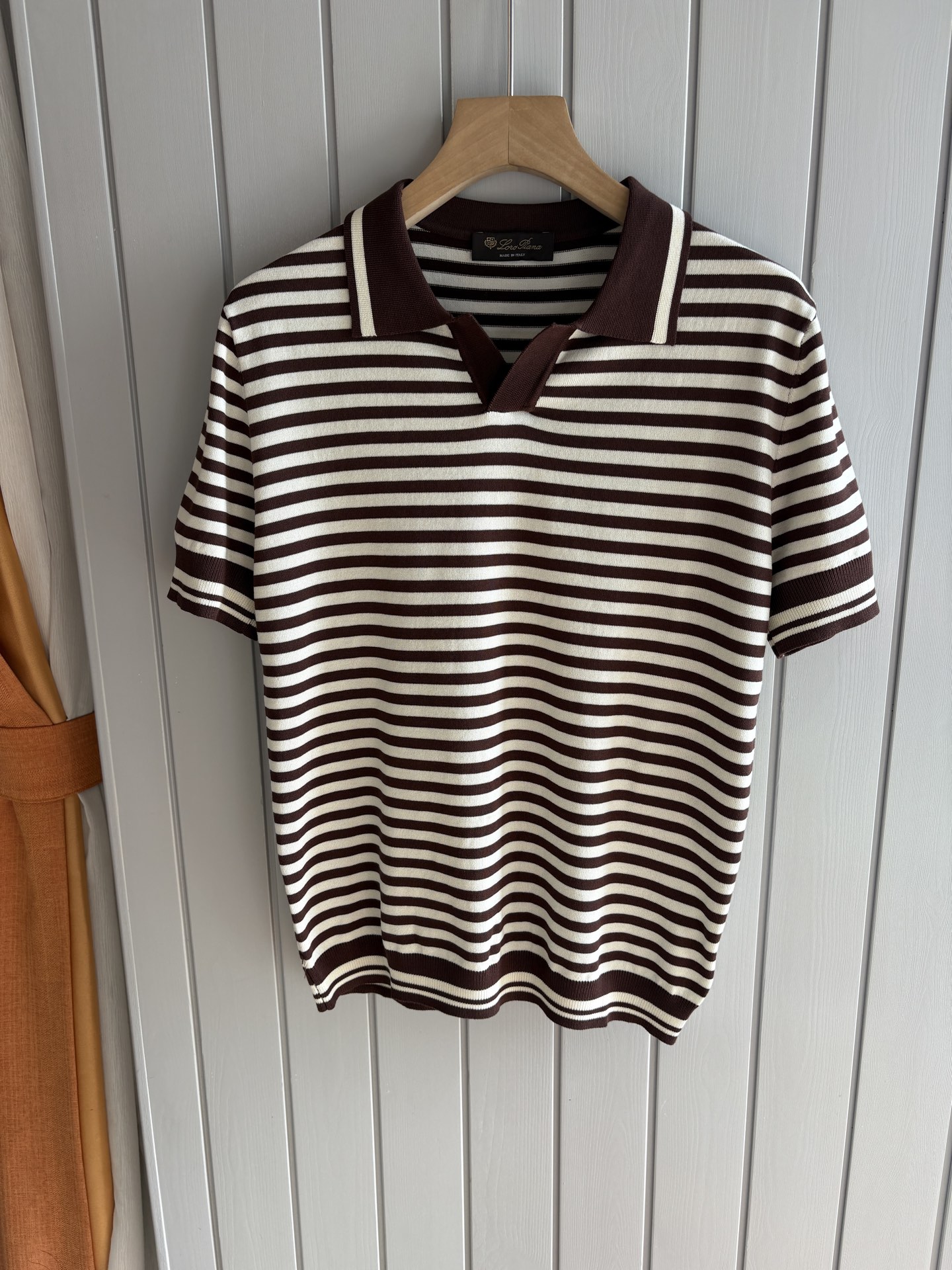 NO:418179,Time-consuming King' diamond jacquard design selects ultra-fine high-quality yarn lapel short-sleeved men's collection 'Time-consuming King' round neck and elegant craftsmanship, which touches the skin with high-end style. The ingenuity of diamond hollow jacquard is a three-dimensional diamond jacquard that takes months to carve. The architectural aesthetic texture is weaved between warp and weft. The light and shadow penetrate through, and the gestures show low-key luxury. Classic grid lapel short-sleeved design Simple lapel outlines neat lines, and short-sleeved tailoring is suitable for multiple scenes - the layered suit during business meetings shows elegance, casual wear reveals gentleman's taste, and the collection style never fades. The ultimate quality testimony of details Precision turning ensures that the seams are flat, the bone position is reinforced and durable without deformation; the neckline threads have been washed and tested, and they are still as crisp as new as they wear for a long time, and every detail is a testimony of 'time-consuming'.  Code number M-3XL001, T-shirt, business suit, alexander wang19860909耗时王”菱形提花设计甄选超细优质纱线翻领短袖男士典藏款「耗时王」圆领奢雅工艺,触肤即高阶. 匠心底蕴菱形镂空提花 耗时数月雕琢的立体菱形提花,经纬间织就建筑美学肌理,光影穿透时显隐交错,举手投足尽展低调奢华.  经典型格翻领短袖设计 简约翻领勾勒利落线条,短袖剪裁适配多场景——商务会晤时叠搭西装显儒雅,休闲时光单穿流露绅士品味,典藏款型永不褪色. 细节至臻品质见证 精密车工确保接缝平整,骨位加固耐穿不变形；领口螺纹经水洗测试,久穿仍挺括如新,每一处细节皆为「耗时」证言. 码数M-3XL001,,T-shirt,business suit,alexander wang,Men's clothing