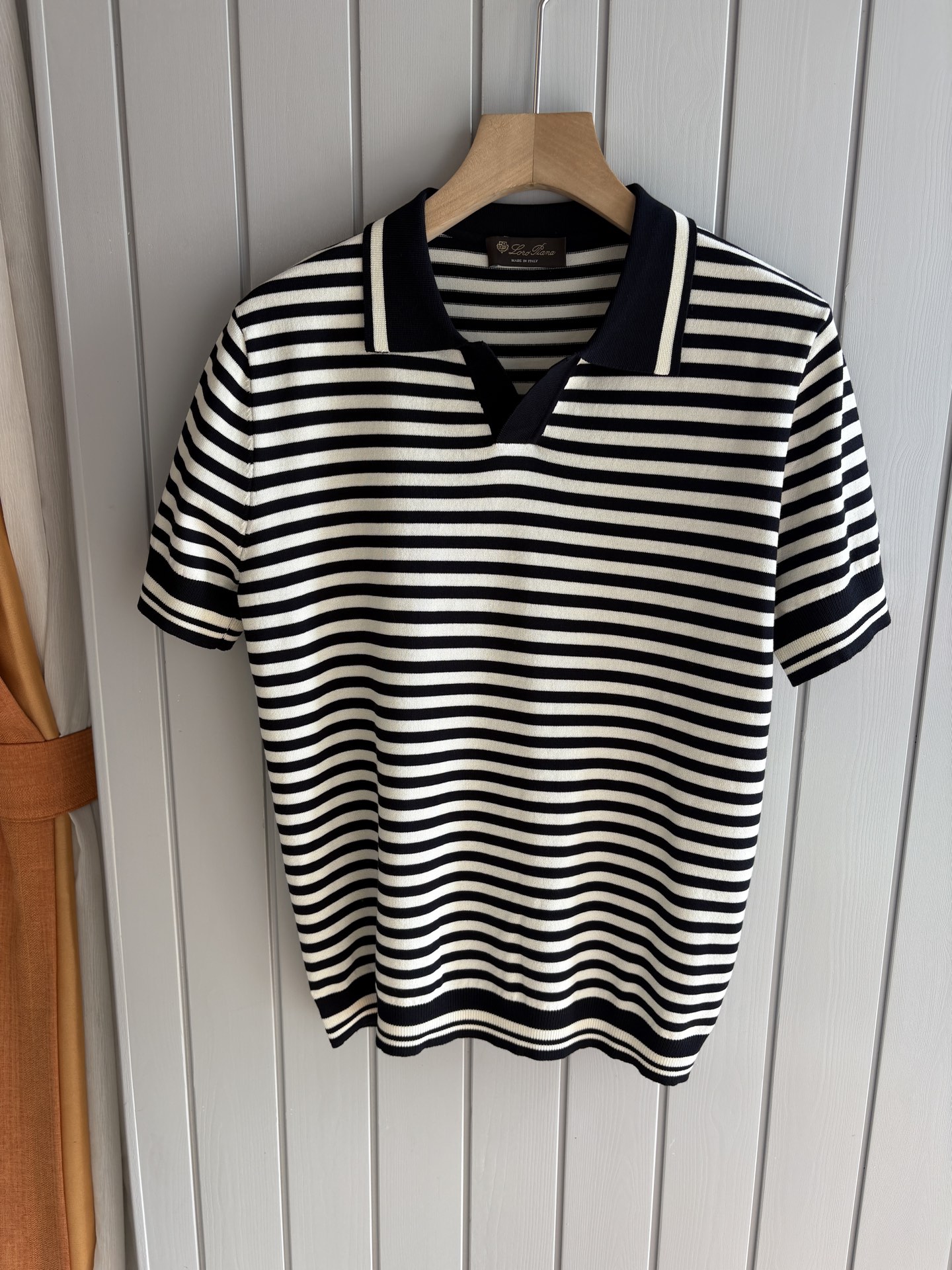 NO:418187,Time-consuming King' diamond jacquard design selects ultra-fine high-quality yarn lapel short-sleeved men's collection 'Time-consuming King' round neck and elegant craftsmanship, which is high-end when touching the skin. Craftsmanship is ingenious and diamond hollow jacquard. The three-dimensional diamond jacquard that takes several months to carve, woven architectural aesthetic texture between warp and weft, and the light and shadow penetrate, and the gestures are low-key. Classic grid lapel short-sleeved design. Simple lapel outlines neat lines, short-sleeved cuts are suitable for multiple scenes - layered suits during business meetings show elegance, casual wear reveals gentleman's taste, and the collection style never fades. The ultimate quality testimony of details Precision turning ensures that the seams are flat, the bone position is reinforced and durable without deformation; the neckline threads have been washed and tested, and they are still as crisp as new as they wear for a long time, and every detail is a testimony of 'time-consuming'.  Code number M-3XL001, T-shirt, business suit, alexander wang19860909耗时王”菱形提花设计甄选超细优质纱线翻领短袖男士典藏款「耗时王」圆领奢雅工艺,触肤即高阶. 匠心底蕴菱形镂空提花 耗时数月雕琢的立体菱形提花,经纬间织就建筑美学肌理,光影穿透时显隐交错,举手投足尽展低调  经典型格翻领短袖设计 简约翻领勾勒利落线条,短袖剪裁适配多场景——商务会晤时叠搭西装显儒雅,休闲时光单穿流露绅士品味,典藏款型永不褪色. 细节至臻品质见证 精密车工确保接缝平整,骨位加固耐穿不变形；领口螺纹经水洗测试,久穿仍挺括如新,每一处细节皆为「耗时」证言. 码数M-3XL001,,T-shirt,business suit,alexander wang,Men's clothing