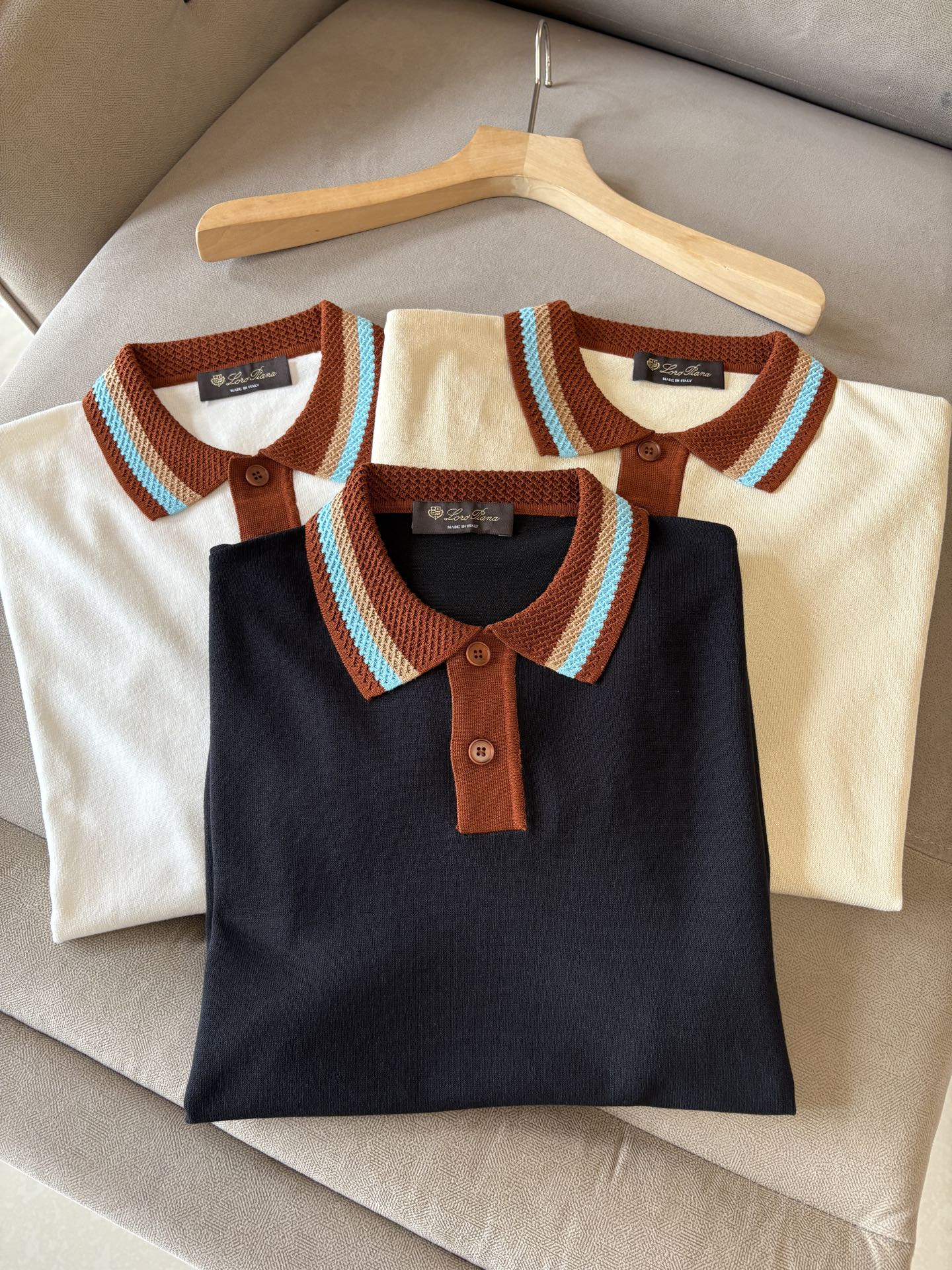 NO:412570,Time-consuming King' diamond jacquard design selects ultra-fine high-quality yarn containing 20% ​​goat 80% mulberry silk lapel short-sleeved men's collection 'Time-consuming King' round neck and elegant craftsmanship, touching the skin with high-end style. Craftsmanship is ingenious and diamond hollow jacquard. The three-dimensional rhombus jacquard that takes several months to carve, woven architectural aesthetic texture between warp and weft, and the light and shadow penetrate, showing low-key luxury. Luxury material is natural 20% cashmere % mulberry silk Selects ultra-fine high-quality yarn, which combines 20% Inner Mongolia white velvet cashmere soft and skin-friendly, and the smooth draping of 80% mulberry silk, light as if nothing is, but luxurious, and wears close to the body like a cloud caress. Classic lattice lapel short-sleeved design  Simple lapel outlines neat lines, short-sleeved tailoring is suitable for multiple scenes - the layered suits during business meetings show elegance, casual wear reveals gentleman's taste, and the collection style never fades. The ultimate quality testifies the precision turning workman ensures that the seams are flat, the bone position is reinforced and durable without deformation; the neckline threads have been washed and tested, and they are still as crisp as new as they wear for a long time, and every detail is a testimony of 'time-consuming'. Number M-3XL001 001,,T-shirt,business suit,alexander wang19860909耗时王”菱形提花设计甄选超细优质纱线含20 ％山羊80 ％桑蚕丝翻领短袖男士典藏款「耗时王」圆领奢雅工艺,触肤即高阶. 匠心底蕴菱形镂空提花 耗时数月雕琢的立体菱形提花,经纬间织就建筑美学肌理,光影穿透时显隐交错,举手投足尽展低调奢华. 奢材天成20 ％山羊绒 ％桑蚕丝 甄选超细优质纱线,融合20 ％内蒙古白绒山羊绒的软糯亲肤,与80 ％桑蚕丝的柔滑垂坠,轻若无物却奢感天成,贴身穿着如云端轻抚. 经典型格翻领短袖设计 简约翻领勾勒利落线条,短袖剪裁适配多场景——商务会晤时叠搭西装显儒雅,休闲时光单穿流露绅士品味,典藏款型永不褪色. 细节至臻品质见证 精密车工确保接缝平整,骨位加固耐穿不变形；领口螺纹经水洗测试,久穿仍挺括如新,每一处细节皆为「耗时」证言. 码数M-3XL001 001,,T-shirt,business suit,alexander wang,Men's clothing