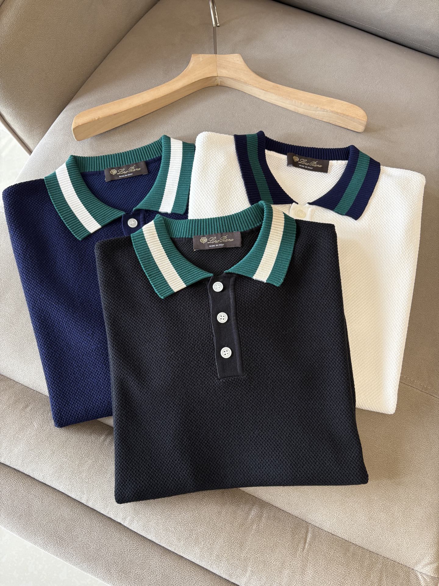 NO:470249,Time-consuming King' diamond jacquard design selects ultra-fine high-quality yarn lapel short-sleeved men's collection 'Time-consuming King' round neck and elegant craftsmanship, which is high-end when touching the skin. Craftsmanship and diamond hollow jacquard are carved in several months. The three-dimensional diamond jacquard has been woven between warp and weft. The architectural aesthetic texture is woven between light and shadow. The light and shadow penetrate, and the gestures are low-key. Classic lattice lapel short-sleeved design Simple lapel outlines neat lines, short-sleeved cut is suitable for multiple scenes - the layered suits during business meetings show elegance, casual wear reveals gentleman's taste, and the collection style never fades. The ultimate quality testimony of details Precision cutting ensures that the seams are flat, the bone position is reinforced and durable without deformation; the neckline threads have been washed and tested, and they are still as crisp as new as they wear for a long time, and every detail is a testimony of 'time-consuming'. Code M-3XL001  001,,T-shirt,business suit,alexander wang19860909耗时王”菱形提花设计甄选超细优质纱线翻领短袖男士典藏款「耗时王」圆领奢雅工艺,触肤即高阶. 匠心底蕴菱形镂空提花 耗时数月雕琢的立体菱形提花,经纬间织就建筑美学肌理,光影穿透时显隐交错,举手投足尽展低调 经典型格翻领短袖设计 简约翻领勾勒利落线条,短袖剪裁适配多场景——商务会晤时叠搭西装显儒雅,休闲时光单穿流露绅士品味,典藏款型永不褪色. 细节至臻品质见证 精密车工确保接缝平整,骨位加固耐穿不变形；领口螺纹经水洗测试,久穿仍挺括如新,每一处细节皆为「耗时」证言. 码数M-3XL001 001,,T-shirt,business suit,alexander wang,Men's clothing