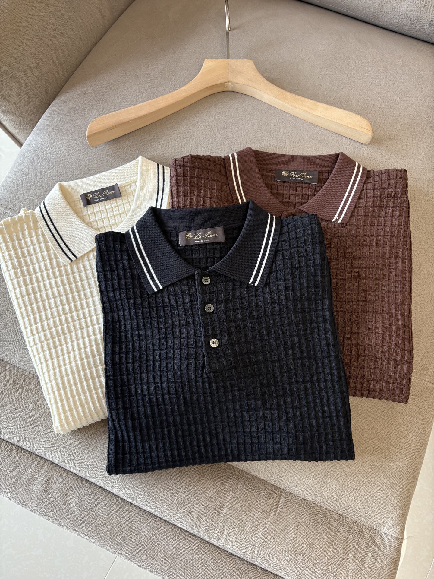 NO:440761,Time-consuming King' diamond jacquard design selects ultra-fine high-quality yarn containing 20% ​​goat 80% mulberry silk lapel short-sleeved men's collection 'Time-consuming King' round neck and elegant craftsmanship, which touches the skin with high-end style. Craftsmanship is based on diamond hollow jacquard. Three-dimensional diamond jacquard that takes several months to carve. The architectural aesthetic texture is weaved between warp and weft. The light and shadow penetrate, and the gestures show low-key luxury. Classic grid lapel short-sleeved design Simple lapel outlines neat lines, short-sleeved tailoring is suitable for multiple scenes - the layered suit during business meetings shows elegance, casual wear reveals gentleman's taste, and the collection style never fades. The ultimate quality testimony of details Precision turning ensures that the seams are flat, the bone position is reinforced and durable without deformation; the neckline threads have been washed and tested, and they are still as crisp as new as they wear for a long time, and every detail is a testimony of 'time-consuming'.  Code number M-3XL001 001, T-shirt, business suit, alexander wang19860909耗时王”菱形提花设计甄选超细优质纱线含20 ％山羊80 ％桑蚕丝翻领短袖男士典藏款「耗时王」圆领奢雅工艺,触肤即高阶. 匠心底蕴菱形镂空提花 耗时数月雕琢的立体菱形提花,经纬间织就建筑美学肌理,光影穿透时显隐交错,举手投足尽展低调奢华. 经典型格翻领短袖设计 简约翻领勾勒利落线条,短袖剪裁适配多场景——商务会晤时叠搭西装显儒雅,休闲时光单穿流露绅士品味,典藏款型永不褪色. 细节至臻品质见证 精密车工确保接缝平整,骨位加固耐穿不变形；领口螺纹经水洗测试,久穿仍挺括如新,每一处细节皆为「耗时」证言. 码数M-3XL001 001,,T-shirt,business suit,alexander wang,Men's clothing