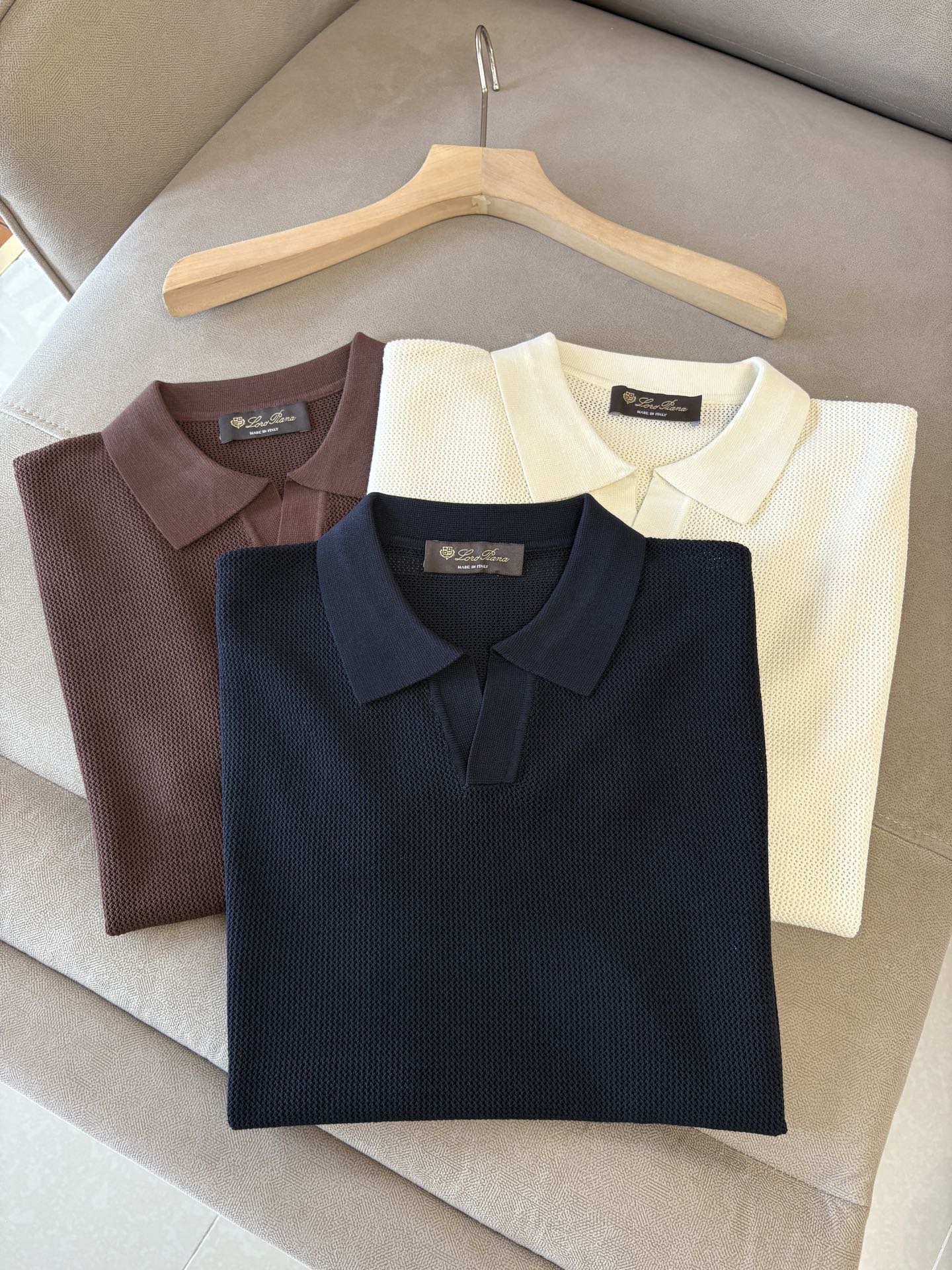 NO:454414,Time-consuming King' diamond jacquard design selects ultra-fine high-quality yarn lapel short-sleeved men's collection 'Time-consuming King' round neck and elegant craftsmanship, which is high-end when touching the skin. Craftsmanship and diamond hollow jacquard, three-dimensional diamond jacquard that takes several months to carve, woven architectural aesthetic texture between warp and weft, and the light and shadow penetrate, showing low-key luxury when light and shadow penetrate, and every move shows low-key luxury. Classic grid lapel short-sleeved design Simple lapel outlines neat lines, short-sleeved cut adapts to multiple scenes - layered suits during business meetings show elegance, casual wear reveals gentleman's taste, and the collection style never fades. The ultimate quality testimony of details Precision turning ensures that the seams are flat, the bone position is reinforced and durable without deformation; the neckline threads have been washed and tested, and they are still as crisp as new as they wear for a long time, and every detail is a testimony of 'time-consuming'. Code M-3XL001  001,,T-shirt,business suit,alexander wang19860909耗时王”菱形提花设计甄选超细优质纱线翻领短袖男士典藏款「耗时王」圆领奢雅工艺,触肤即高阶. 匠心底蕴菱形镂空提花 耗时数月雕琢的立体菱形提花,经纬间织就建筑美学肌理,光影穿透时显隐交错,举手投足尽展低调奢华.  经典型格翻领短袖设计 简约翻领勾勒利落线条,短袖剪裁适配多场景——商务会晤时叠搭西装显儒雅,休闲时光单穿流露绅士品味,典藏款型永不褪色. 细节至臻品质见证 精密车工确保接缝平整,骨位加固耐穿不变形；领口螺纹经水洗测试,久穿仍挺括如新,每一处细节皆为「耗时」证言. 码数M-3XL001 001,,T-shirt,business suit,alexander wang,Men's clothing