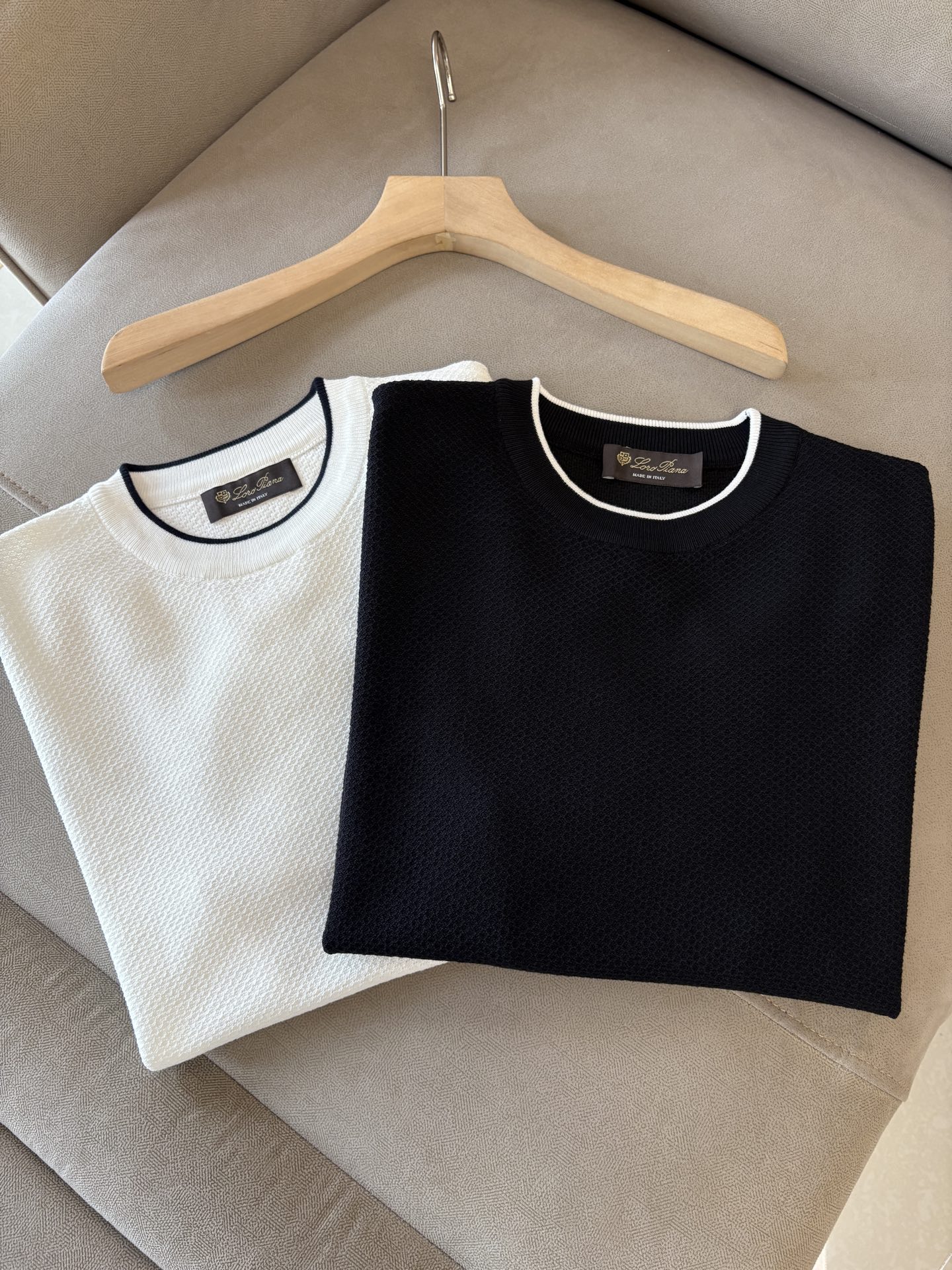 NO:440768,Time-consuming King' diamond jacquard design selects ultra-fine high-quality yarn lapel short-sleeved men's collection 'Time-consuming King' round neck and elegant craftsmanship, which is high-end when touching the skin. Craftsmanship and diamond hollow jacquard, three-dimensional diamond jacquard that takes several months to carve, woven architectural aesthetic texture between warp and weft, and the light and shadow penetrate, showing low-key luxury when light and shadow penetrate, and every move shows low-key luxury. Classic grid lapel short-sleeved design Simple lapel outlines neat lines, short-sleeved cut adapts to multiple scenes - layered suits during business meetings show elegance, casual wear reveals gentleman's taste, and the collection style never fades. The ultimate quality testimony of details Precision turning ensures that the seams are flat, the bone position is reinforced and durable without deformation; the neckline threads have been washed and tested, and they are still as crisp as new as they wear for a long time, and every detail is a testimony of 'time-consuming'. Code M-3XL001  001,,T-shirt,business suit,alexander wang19860909耗时王”菱形提花设计甄选超细优质纱线翻领短袖男士典藏款「耗时王」圆领奢雅工艺,触肤即高阶. 匠心底蕴菱形镂空提花 耗时数月雕琢的立体菱形提花,经纬间织就建筑美学肌理,光影穿透时显隐交错,举手投足尽展低调奢华. 经典型格翻领短袖设计 简约翻领勾勒利落线条,短袖剪裁适配多场景——商务会晤时叠搭西装显儒雅,休闲时光单穿流露绅士品味,典藏款型永不褪色. 细节至臻品质见证 精密车工确保接缝平整,骨位加固耐穿不变形；领口螺纹经水洗测试,久穿仍挺括如新,每一处细节皆为「耗时」证言. 码数M-3XL001 001,,T-shirt,business suit,alexander wang,Men's clothing