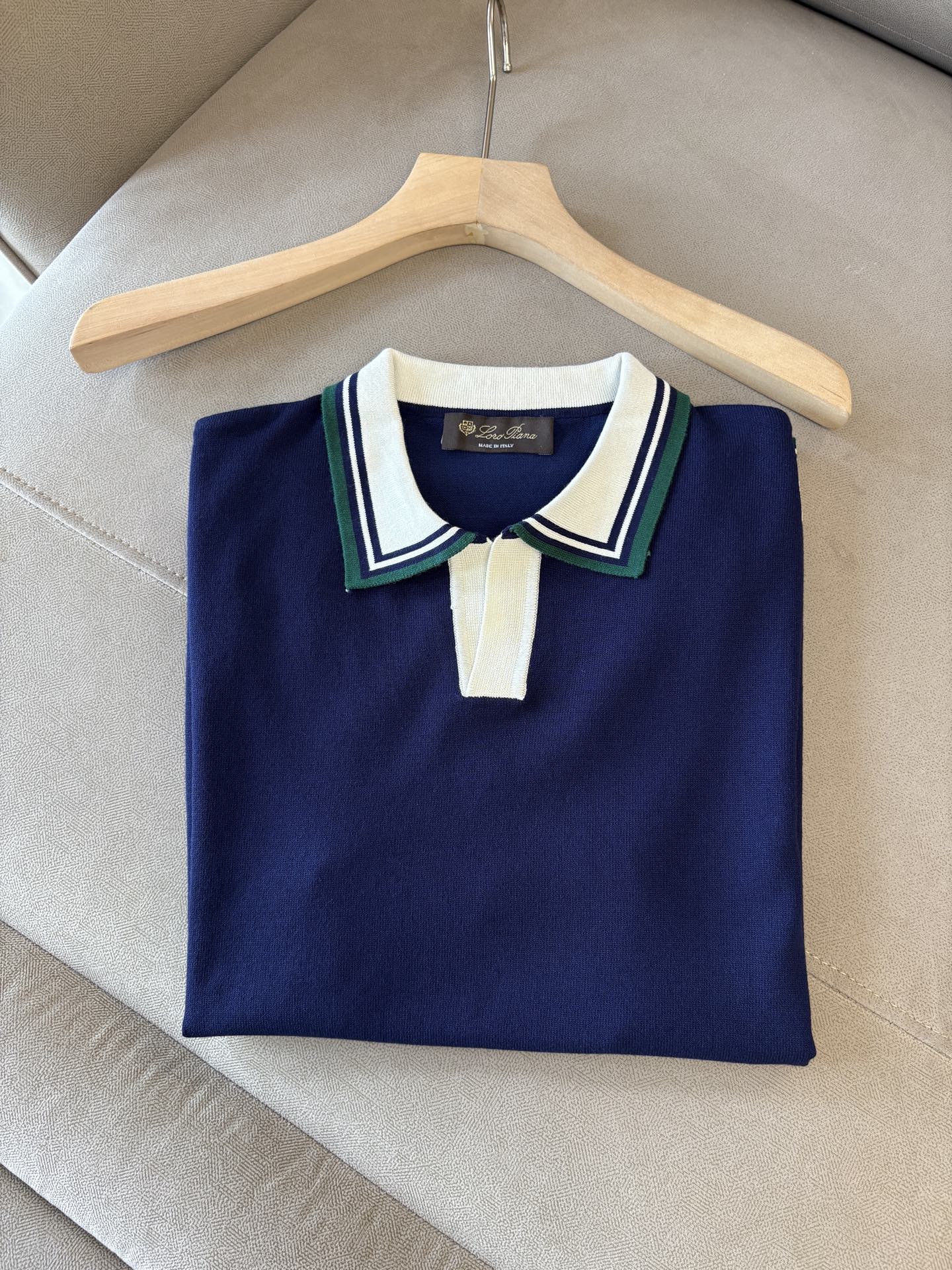 NO:440780,Time-consuming King' diamond jacquard design selects ultra-fine high-quality yarn lapel short-sleeved men's collection 'Time-consuming King' round neck and elegant craftsmanship, which is high-end when touching the skin. Craftsmanship and diamond hollow jacquard, three-dimensional diamond jacquard that takes several months to carve, woven architectural aesthetic texture between warp and weft, and the light and shadow penetrate, showing low-key luxury when light and shadow penetrate, and every move shows low-key luxury. Classic grid lapel short-sleeved design Simple lapel outlines neat lines, short-sleeved cut adapts to multiple scenes - layered suits during business meetings show elegance, casual wear reveals gentleman's taste, and the collection style never fades. The ultimate quality testimony of details Precision turning ensures that the seams are flat, the bone position is reinforced and durable without deformation; the neckline threads have been washed and tested, and they are still as crisp as new as they wear for a long time, and every detail is a testimony of 'time-consuming'. Code M-3XL001  001,,T-shirt,business suit,alexander wang19860909耗时王”菱形提花设计甄选超细优质纱线翻领短袖男士典藏款「耗时王」圆领奢雅工艺,触肤即高阶. 匠心底蕴菱形镂空提花 耗时数月雕琢的立体菱形提花,经纬间织就建筑美学肌理,光影穿透时显隐交错,举手投足尽展低调奢华. 经典型格翻领短袖设计 简约翻领勾勒利落线条,短袖剪裁适配多场景——商务会晤时叠搭西装显儒雅,休闲时光单穿流露绅士品味,典藏款型永不褪色. 细节至臻品质见证 精密车工确保接缝平整,骨位加固耐穿不变形；领口螺纹经水洗测试,久穿仍挺括如新,每一处细节皆为「耗时」证言. 码数M-3XL001 001,,T-shirt,business suit,alexander wang,Men's clothing