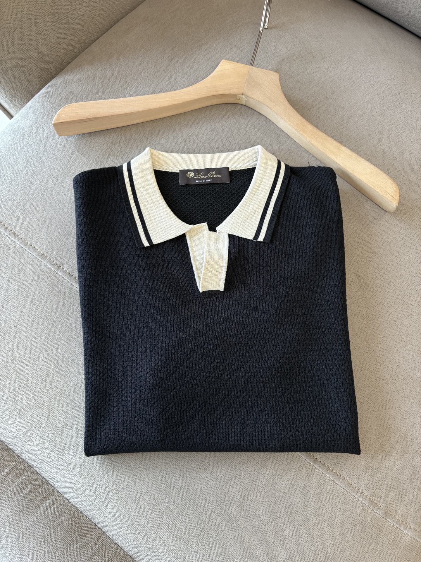 NO:440785,Time-consuming King' diamond jacquard design selects ultra-fine high-quality yarn lapel short-sleeved men's collection 'Time-consuming King' round neck and elegant craftsmanship, which is high-end when touching the skin. Craftsmanship and diamond hollow jacquard, three-dimensional diamond jacquard that takes several months to carve, woven architectural aesthetic texture between warp and weft, and the light and shadow penetrate, showing low-key luxury when light and shadow penetrate, and every move shows low-key luxury. Classic grid lapel short-sleeved design Simple lapel outlines neat lines, short-sleeved cut adapts to multiple scenes - layered suits during business meetings show elegance, casual wear reveals gentleman's taste, and the collection style never fades. The ultimate quality testimony of details Precision turning ensures that the seams are flat, the bone position is reinforced and durable without deformation; the neckline threads have been washed and tested, and they are still as crisp as new as they wear for a long time, and every detail is a testimony of 'time-consuming'. Code M-3XL001  001,,T-shirt,business suit,alexander wang19860909耗时王”菱形提花设计甄选超细优质纱线翻领短袖男士典藏款「耗时王」圆领奢雅工艺,触肤即高阶. 匠心底蕴菱形镂空提花 耗时数月雕琢的立体菱形提花,经纬间织就建筑美学肌理,光影穿透时显隐交错,举手投足尽展低调奢华.  经典型格翻领短袖设计 简约翻领勾勒利落线条,短袖剪裁适配多场景——商务会晤时叠搭西装显儒雅,休闲时光单穿流露绅士品味,典藏款型永不褪色. 细节至臻品质见证 精密车工确保接缝平整,骨位加固耐穿不变形；领口螺纹经水洗测试,久穿仍挺括如新,每一处细节皆为「耗时」证言. 码数M-3XL001 001,,T-shirt,business suit,alexander wang,Men's clothing