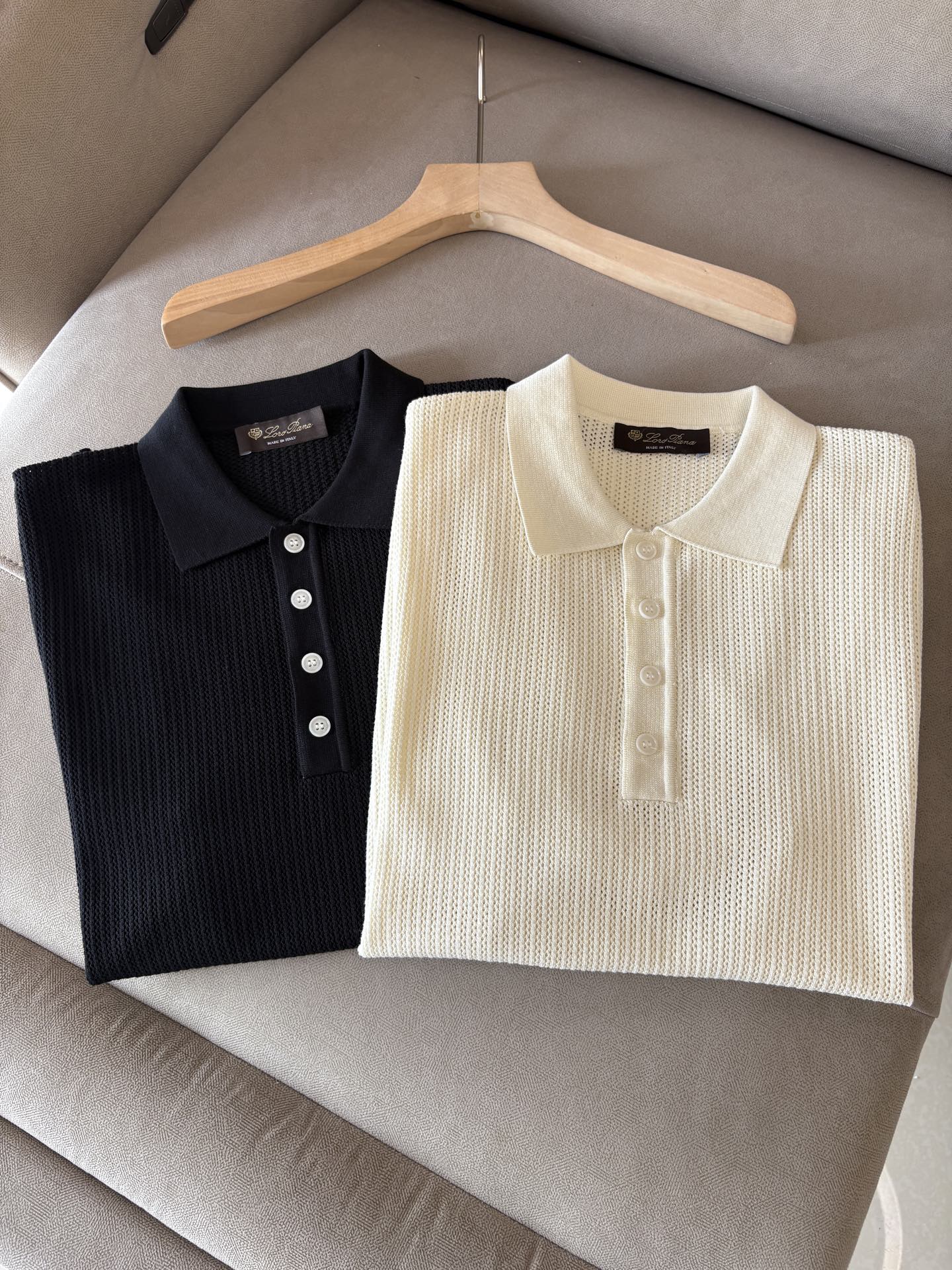 NO:412548,Time-consuming King' diamond jacquard design selects ultra-fine high-quality yarn containing 20% ​​goat 80% mulberry silk lapel short-sleeved men's collection 'Time-consuming King' round neck and elegant craftsmanship, touching the skin with high-end style. Craftsmanship is ingenious and diamond hollow jacquard. The three-dimensional rhombus jacquard that takes several months to carve, woven architectural aesthetic texture between warp and weft, and the light and shadow penetrate, showing low-key luxury. Luxury material is natural 20% cashmere % mulberry silk Selects ultra-fine high-quality yarn, which combines 20% Inner Mongolia white velvet cashmere soft and skin-friendly, and the smooth draping of 80% mulberry silk, light as if nothing is, but luxurious, and wears close to the body like a cloud caress. Classic lattice lapel short-sleeved design  Simple lapel outlines neat lines, short-sleeved tailoring is suitable for multiple scenes - the layered suits during business meetings show elegance, casual wear reveals gentleman's taste, and the collection style never fades. The ultimate quality testifies the precision turning workman ensures that the seams are flat, the bone position is reinforced and durable without deformation; the neckline threads have been washed and tested, and they are still as crisp as new as they wear for a long time, and every detail is a testimony of 'time-consuming'. Number M-3XL001 001,,T-shirt,business suit,alexander wang19860909耗时王”菱形提花设计甄选超细优质纱线含20 ％山羊80 ％桑蚕丝翻领短袖男士典藏款「耗时王」圆领奢雅工艺,触肤即高阶. 匠心底蕴菱形镂空提花 耗时数月雕琢的立体菱形提花,经纬间织就建筑美学肌理,光影穿透时显隐交错,举手投足尽展低调奢华. 奢材天成20 ％山羊绒 ％桑蚕丝 甄选超细优质纱线,融合20 ％内蒙古白绒山羊绒的软糯亲肤,与80 ％桑蚕丝的柔滑垂坠,轻若无物却奢感天成,贴身穿着如云端轻抚. 经典型格翻领短袖设计 简约翻领勾勒利落线条,短袖剪裁适配多场景——商务会晤时叠搭西装显儒雅,休闲时光单穿流露绅士品味,典藏款型永不褪色. 细节至臻品质见证 精密车工确保接缝平整,骨位加固耐穿不变形；领口螺纹经水洗测试,久穿仍挺括如新,每一处细节皆为「耗时」证言. 码数M-3XL001 001,,T-shirt,business suit,alexander wang,Men's clothing